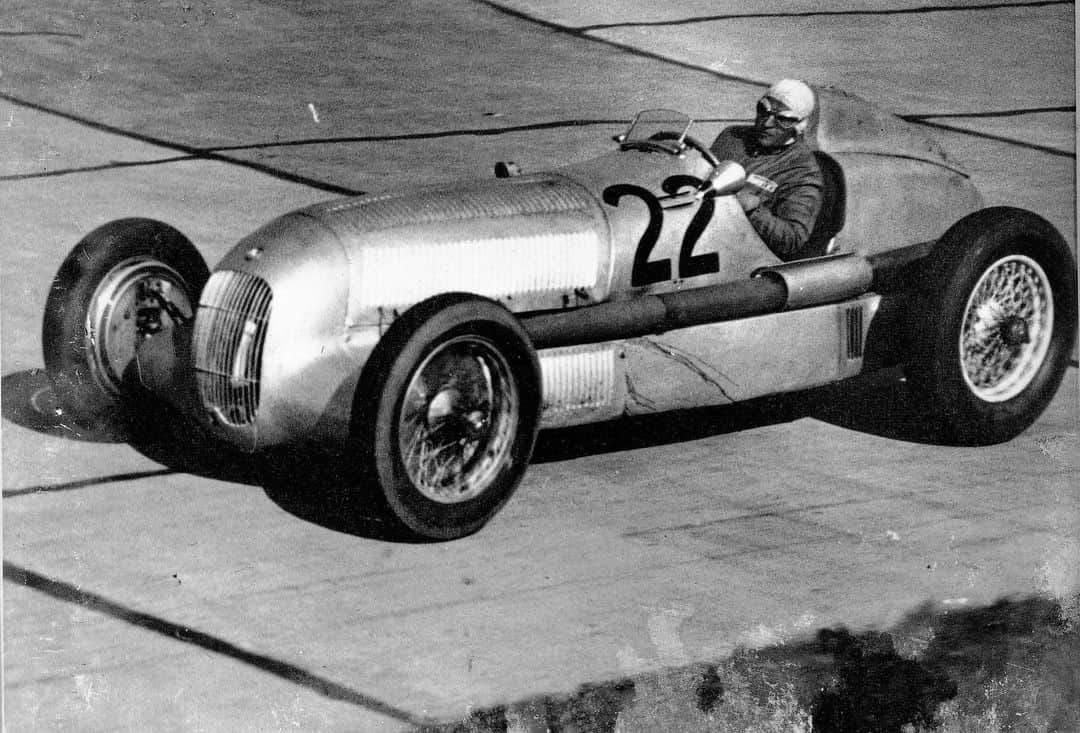 MERCEDES AMG PETRONASさんのインスタグラム写真 - (MERCEDES AMG PETRONASInstagram)「85 years on! The car that inspired the Silver Arrows legend ❤️ Legend tells that to save weight on the eve of the 1934 Eifelrennen race the car’s traditional white paint was removed... The next day, with silver aluminium bodywork shining, the W25 won at the Nürburgring! 💪 • #OnThisDay #MercedesAMGF1 #MercedesBenz #ClassicCars #MBClassic #CarsOfInstagram」6月3日 21時37分 - mercedesamgf1