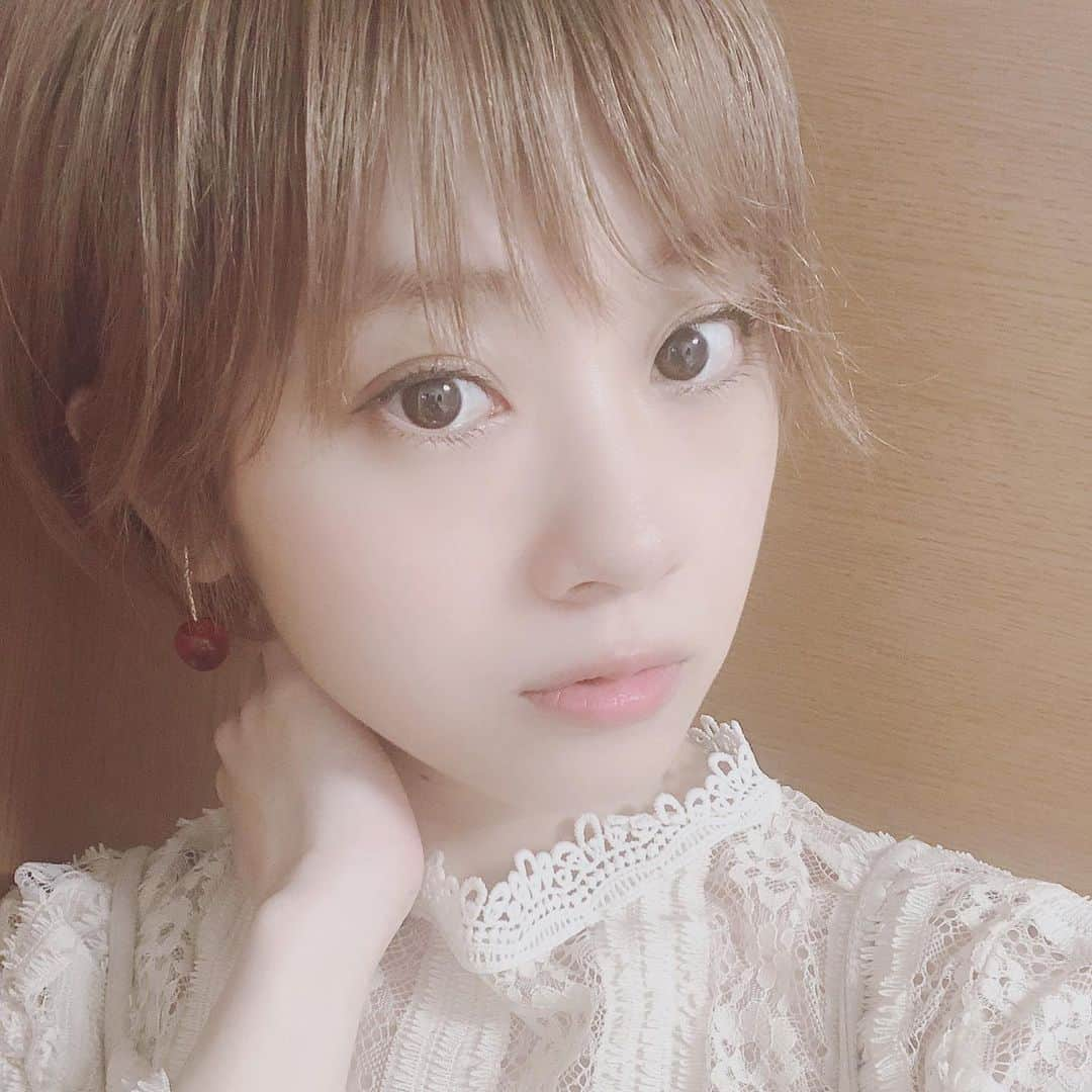 安住麻里さんのインスタグラム写真 - (安住麻里Instagram)「フィルターで淡い感じにした  #ショートカット #ベージュカラー #へあーすたいる #ショートヘア #グレージュカラー #グレージュ #ピアス #自撮り」6月3日 21時37分 - azumari12