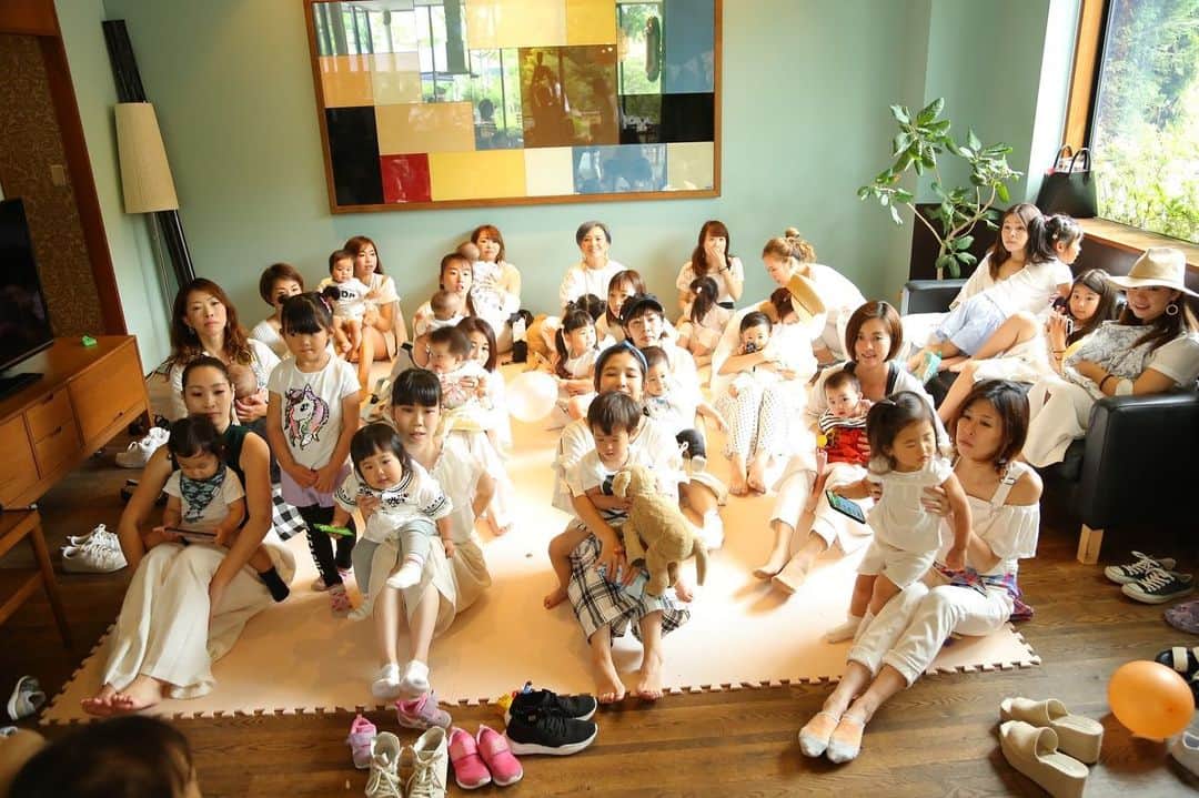 Nazukiさんのインスタグラム写真 - (NazukiInstagram)「2019.6.1✨✨✨ ママ&ベビー ダンストレーニング 1st anniversary💕  初めてのママパーティ開催しました‼️‼️ 最高な1日でした🎉🎉 一から手作りで、子供の遊び場作ったり、飾り付けも、ママ達に手伝ってもらいながらしました👏🏻 普段レッスン通うママ達とランチしながら会話したり、軽くレッスンして、私の人生トーク、質問コーナー設けて、かなりリアルに話しました😭  スマッシュケーキも用意して、子供達は大喜び🤣  やはりママが輝いていないと✨✨✨ ママの笑顔が子供にとって一番👍✨ 私は辛い時期に、前に進もうと思って、ママの為に何かと思ったのがキッカケで、ママさんレッスン始めました‼️ ほんとにたくさんのママとベビーに出会えて、たくさんパワー貰えて、感謝です🙏  これからも、ママである前に一人の女性として、輝いていけるよう、レッスンも取り組んでいこうと思ってます😊  来てくれたママ&ベビー達ありがとう💕💕❤️ 久々にパーティ企画したけど、やっぱり好きだわー😭 企画から手伝ってくれた @meeimeey  ありがとう💕  #mama #dance #party #aniversary #1stanniversary #baby #whiteparty #mamapatty #fashionmama #ママダンス #ベビーダンス #ベビトレ #パーティ #ママパーティ #ママ会 #ドレスコード」6月3日 21時39分 - nazuki_08