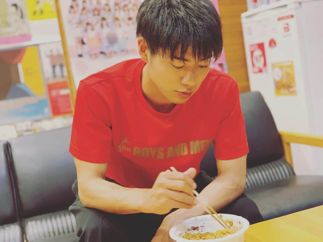 BOYS AND MENさんのインスタグラム写真 - (BOYS AND MENInstagram)「本日は月曜日✨ 今夜も22:00より CBCラジオ「BOYSANDMEN栄第七学園男組」生放送です😊🎉 #ボイメン #水野勝 #辻本達規 #本田剛文 #焼きそばでチャージ #昨日本田は楽屋でポテチをひたすら食べていました」6月3日 21時39分 - boysandmen_official