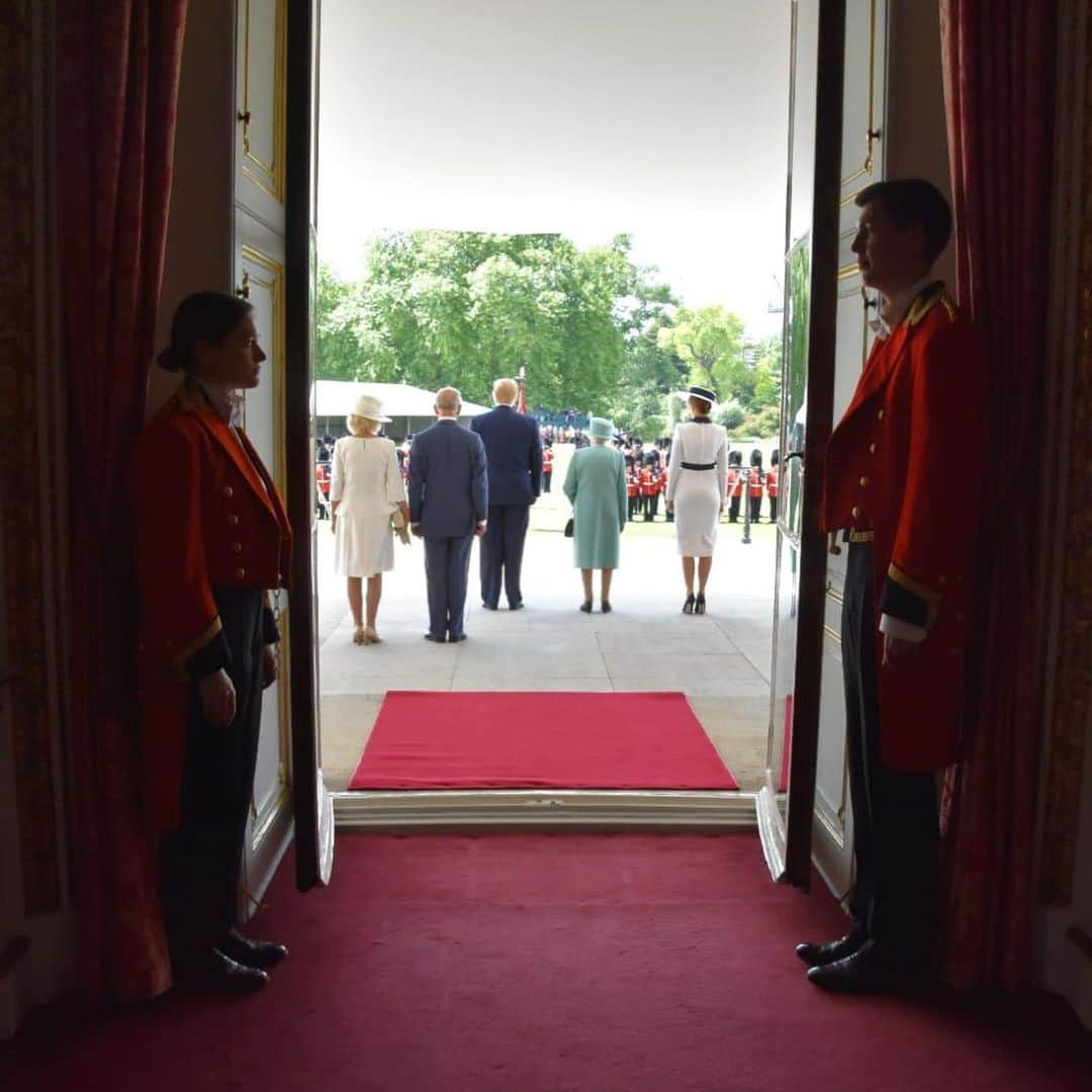 ロイヤル・ファミリーさんのインスタグラム写真 - (ロイヤル・ファミリーInstagram)「Today marks the start of the #USStateVisit.  President Trump and Mrs. Melania Trump were met by The Prince of Wales and The Duchess of Cornwall on the lawn before being welcomed by The Queen on the West Terrace of Buckingham Palace.  Upon arrival a Royal Salute was fired by The King’s Troop Royal Horse Artillery from Green Park (41 guns) and at the Tower of London by The Honourable Artillery Company (62 guns). The Guard of Honour, found by Nijmegen Company, Grenadier Guards, gave a Royal Salute before the US National Anthem, The Star-Spangled Banner, was played by the Band of the Regiment.  The President @realdonaldtrump accompanied by The Prince of Wales, inspected the Guard of Honour watched by The Queen, the First Lady and The Duchess of Cornwall.」6月3日 21時42分 - theroyalfamily