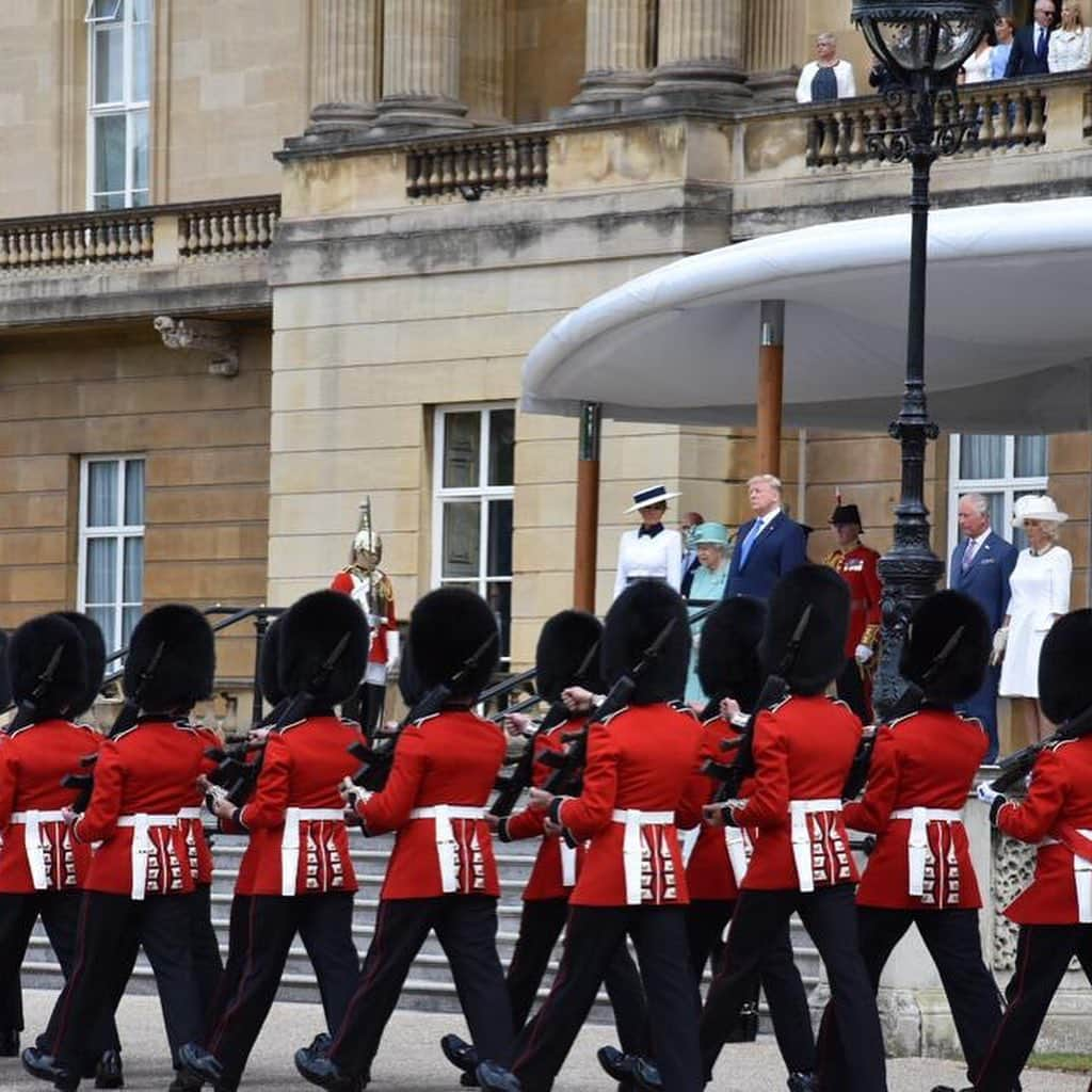 ロイヤル・ファミリーさんのインスタグラム写真 - (ロイヤル・ファミリーInstagram)「Today marks the start of the #USStateVisit.  President Trump and Mrs. Melania Trump were met by The Prince of Wales and The Duchess of Cornwall on the lawn before being welcomed by The Queen on the West Terrace of Buckingham Palace.  Upon arrival a Royal Salute was fired by The King’s Troop Royal Horse Artillery from Green Park (41 guns) and at the Tower of London by The Honourable Artillery Company (62 guns). The Guard of Honour, found by Nijmegen Company, Grenadier Guards, gave a Royal Salute before the US National Anthem, The Star-Spangled Banner, was played by the Band of the Regiment.  The President @realdonaldtrump accompanied by The Prince of Wales, inspected the Guard of Honour watched by The Queen, the First Lady and The Duchess of Cornwall.」6月3日 21時42分 - theroyalfamily