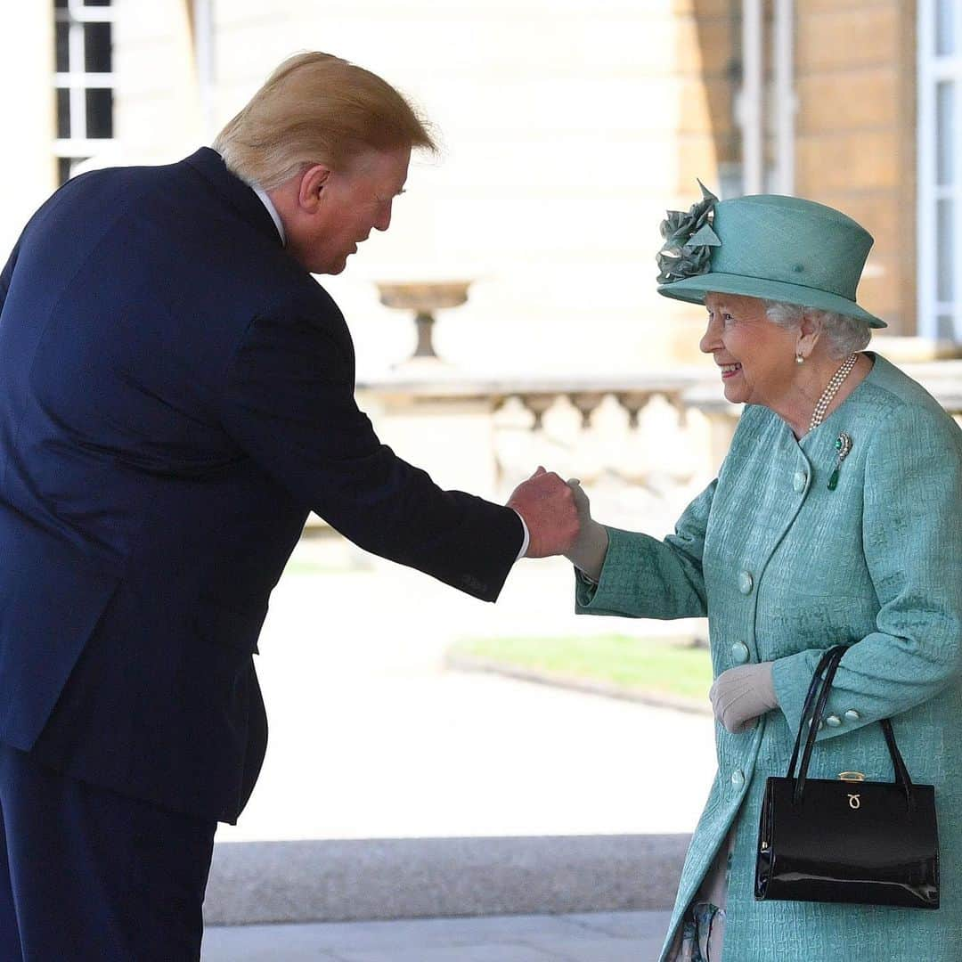 ロイヤル・ファミリーさんのインスタグラム写真 - (ロイヤル・ファミリーInstagram)「Today marks the start of the #USStateVisit.  President Trump and Mrs. Melania Trump were met by The Prince of Wales and The Duchess of Cornwall on the lawn before being welcomed by The Queen on the West Terrace of Buckingham Palace.  Upon arrival a Royal Salute was fired by The King’s Troop Royal Horse Artillery from Green Park (41 guns) and at the Tower of London by The Honourable Artillery Company (62 guns). The Guard of Honour, found by Nijmegen Company, Grenadier Guards, gave a Royal Salute before the US National Anthem, The Star-Spangled Banner, was played by the Band of the Regiment.  The President @realdonaldtrump accompanied by The Prince of Wales, inspected the Guard of Honour watched by The Queen, the First Lady and The Duchess of Cornwall.」6月3日 21時42分 - theroyalfamily