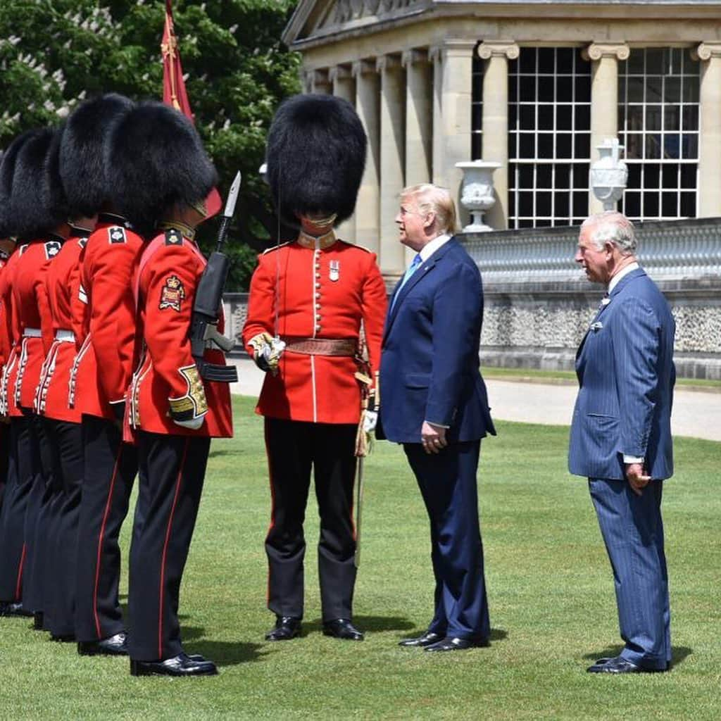 ロイヤル・ファミリーさんのインスタグラム写真 - (ロイヤル・ファミリーInstagram)「Today marks the start of the #USStateVisit.  President Trump and Mrs. Melania Trump were met by The Prince of Wales and The Duchess of Cornwall on the lawn before being welcomed by The Queen on the West Terrace of Buckingham Palace.  Upon arrival a Royal Salute was fired by The King’s Troop Royal Horse Artillery from Green Park (41 guns) and at the Tower of London by The Honourable Artillery Company (62 guns). The Guard of Honour, found by Nijmegen Company, Grenadier Guards, gave a Royal Salute before the US National Anthem, The Star-Spangled Banner, was played by the Band of the Regiment.  The President @realdonaldtrump accompanied by The Prince of Wales, inspected the Guard of Honour watched by The Queen, the First Lady and The Duchess of Cornwall.」6月3日 21時42分 - theroyalfamily