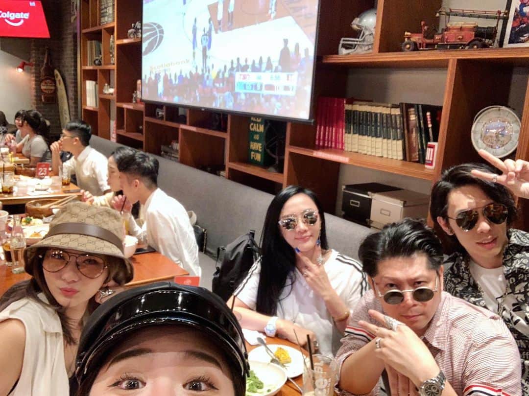 Abby Chenのインスタグラム：「好久不見的哥哥姊姊們 永遠都是這麼強大著🌟 @super_kevinmusic  @baby_vivian3737  @king_wu0608  @tina_hsu0713  @codysanderson_tw」