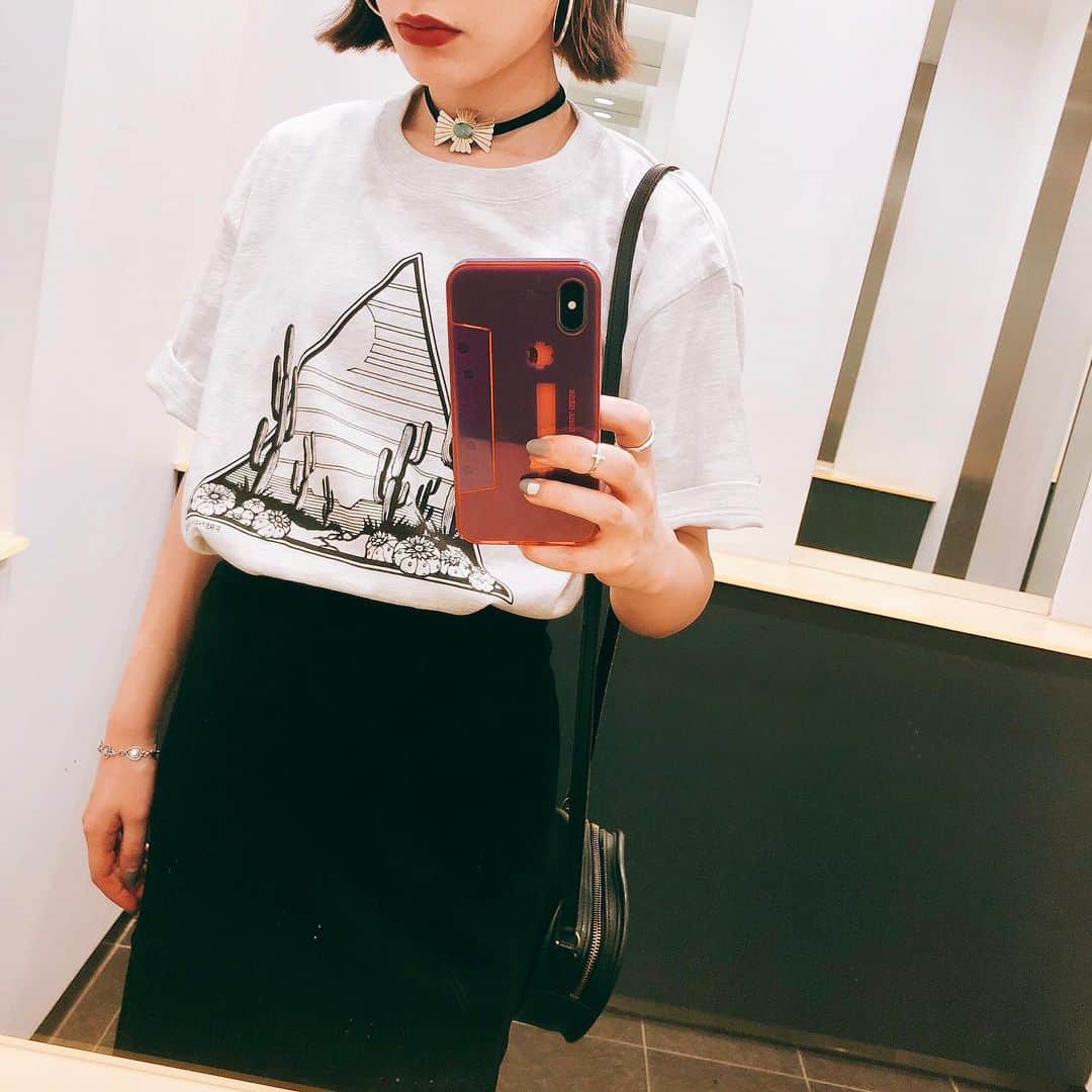 のインスタグラム：「今日はPADでGETしたアイテムをたくさん身につけて、メキシカンフード食べてきた🌵💕 * Tシャツも、チョーカーも、リングも、ブレスも、全部PAD🥰 * 大阪で時間ができたら必ず行ってたお店が下北にできて本当に幸せ🥺🙏 * あ〜かわいいよ〜❤️🔥 * New nailsもシルバーアクセとの相性最高でかわいい！ * 引き続きシルバーが気分✨✨✨」