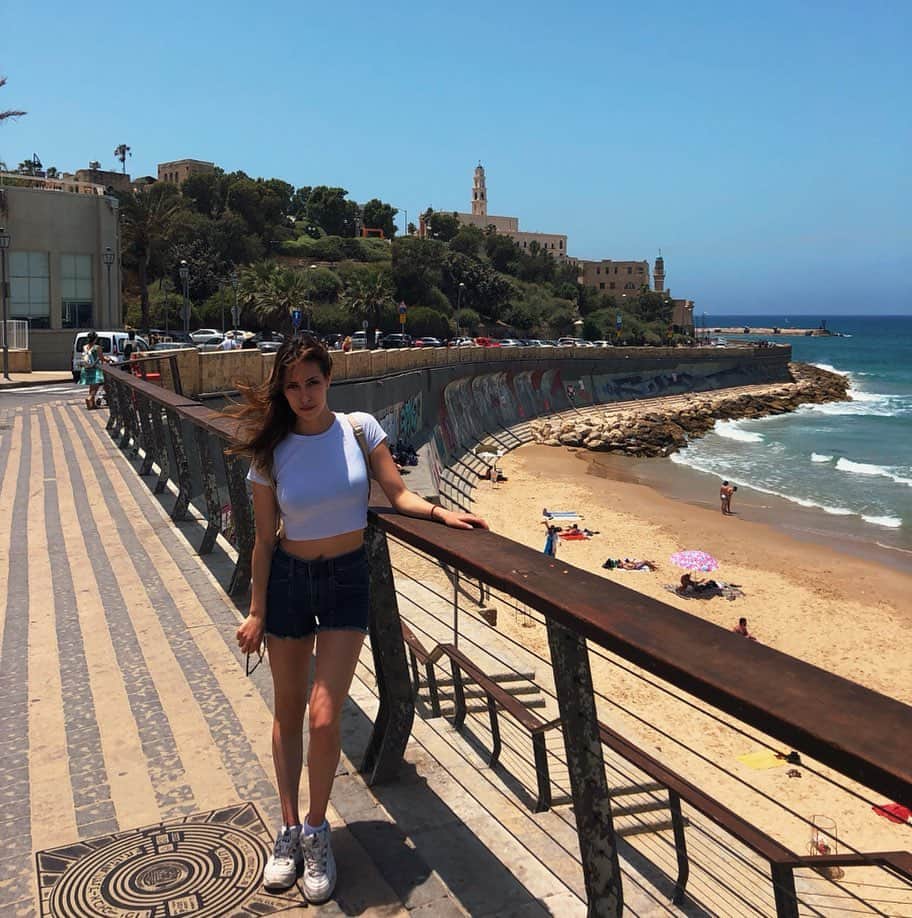 ネッタ・シュライバーのインスタグラム：「Today we explored Jaffa 😍(excuse my awkward walk, I’m just happy that I got to change shirts 🌞 #הזעתי 😂)」