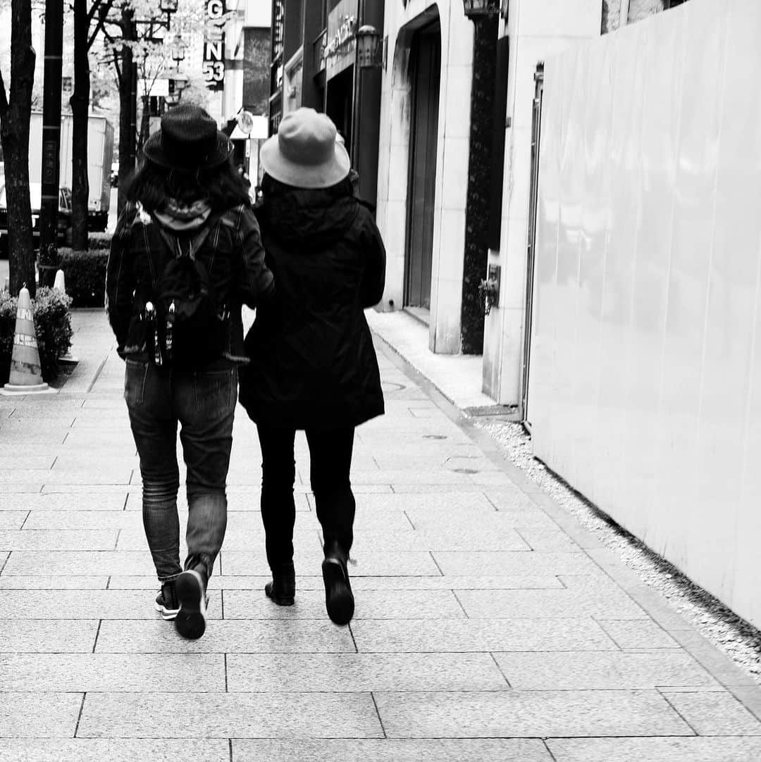 naotakeのインスタグラム：「なかよし - Good friends / X-E2 + Snapseed, 20190604 . . . . #royalsnappingartists #infamous_family #rsa_main #infinity_photo_cult #2_fineart #jp_gallery #jp_gallery_bnw #trb_bnw #wp_bnw  #bnw_life #bnwlife_member #bnw_life_shots #bnw_captures #world_bnw #top_bnw #team_jp_ #team_jp_モノクロ #ig_energy_bw #ig_nihon #streetphotographybnw #igersjp #blackandwhite #bnw #bnwphoto #monochrome #bw #bnwphotography #fujifilm #今日もx日和」