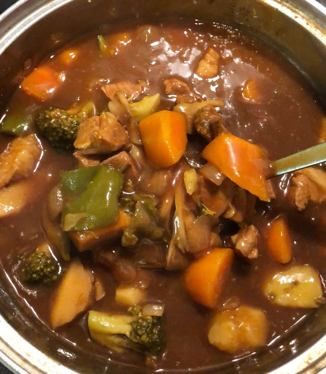 楪望さんのインスタグラム写真 - (楪望Instagram)「👩‍🍳月曜からカレー🍛 * 野菜がゴロゴロしたカレーが食べたくて🤤🤤🤤 * 玉ねぎ、にんじん、じゃがいも、ピーマン、舞茸、かぼちゃ、蓮根、ブロッコリー…🥕🥔🍄🎃🥦…etc * そして、冷蔵庫のお片付けにもなりました😂🤣😂🤣 今週はしばらくカレー（彼）と過ごしますよっと😜🍽 * #カレー #curry #curryrice #野菜 #ゴロゴロ #冷蔵庫のお片づけ #辛口派 #ゆずりはごはん #cooking #カレー週間 #月曜日 #🍛 #🍽 #👩‍🍳」6月3日 21時54分 - nozomi_yuzuriha_official