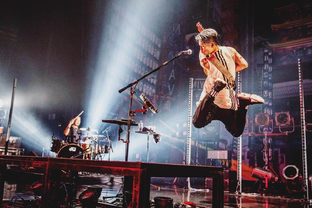 雅-MIYAVI-さんのインスタグラム写真 - (雅-MIYAVI-Instagram)「JP Tour 2019 Final #TheOtherSide 📷: @yusukeeokada」6月3日 21時55分 - miyavi_ishihara