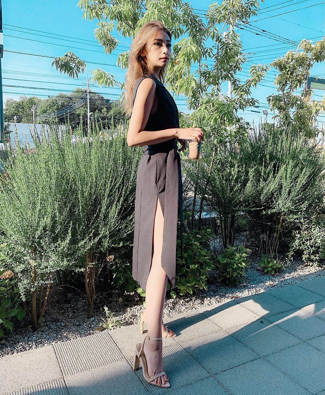 新井ニーニャのインスタグラム：「☕️﻿ ﻿ ﻿ ﻿ ノースリーブ着れる季節が﻿ とっても嬉しい！やっぱり夏が好き！﻿ 夏ファッション大好きだから🐬💙﻿ ﻿ コーデたくさん撮りたくなってるわ😙😙﻿ お付き合いくださいませ👒﻿ ﻿ ﻿ ワンピースは @resexxy_official  くつは @yelloshoes_official ﻿ ﻿ 最近、パソコンが入るビジネスバッグが﻿ 欲しいのです🐣﻿ なにか良いのないかなぁ？❤️﻿ ﻿ ﻿ ﻿ #ニーニャ #モデル #社長 #女社長 #経営者 #女経営者 #コーデ #ファッション #ママ #ママコーデ #トレンチ #トレンチワンピース #リゼクシー #resexxy #yello」