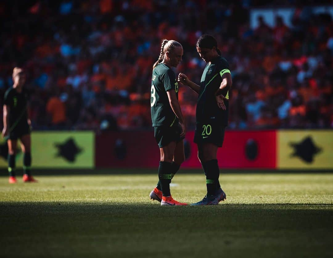 タメカ・バットさんのインスタグラム写真 - (タメカ・バットInstagram)「Thoughts on what we are discussing? @samanthakerr20 the hand on hip 😅⚽️🇦🇺💚💛」6月3日 21時58分 - tamekayallop