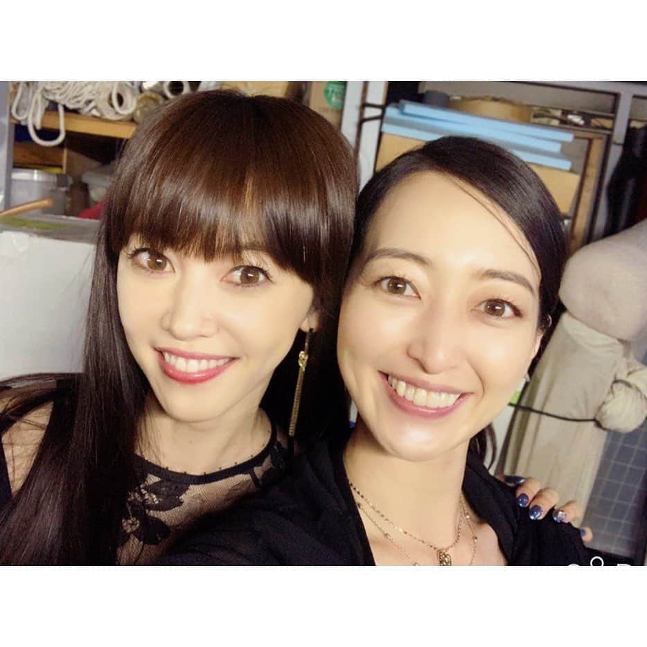 上野なつひのインスタグラム：「親友の萌も見にきてくれた！コメント嬉しすぎる ◟́◞̀ 萌も女優やりながらchalk artの才能を開花させている才能の持ち主。 行動力や考え方にいつも尊敬するしパワー貰える！ 出逢ってもう15年以上経つけどお互いがお互いの道を進み芸の道を続けていられるって凄いこと。  親友だからこそ言葉大切に思いやりを持って付き合うことが大事だとずっと思い合えている人。  何でもない日でも皆も大切な人に大切だと伝えてね☺️ 萌の個展ももうすぐ！ @moecochalkart  @moecochalkartonly  #松下萌子  #moecochalkart 【開催概要】  Moeco 個展 『秘花』－HIBANA－ ＝＝＝＝＝＝＝＝＝＝＝＝＝＝＝＝＝＝＝＝＝＝＝ 期　間：2019年6月21（金）～ 7月6日（土） 会　場：MDP GALLERY（東京都目黒区青葉台1-14-18 1F） 時　間：11:00～19:00　※最終日は18:00まで／日・月・祝日休廊 電　話：03-3462-0682  URL：http://mdpgallery.com  レセプションパーティー 開催日：2019年6月21日（金）  会　場：MDP GALLERY 時　間：18：00～21：00　自由入場 ＝＝＝＝＝＝＝＝＝＝＝＝＝＝＝＝＝＝＝＝＝＝＝」