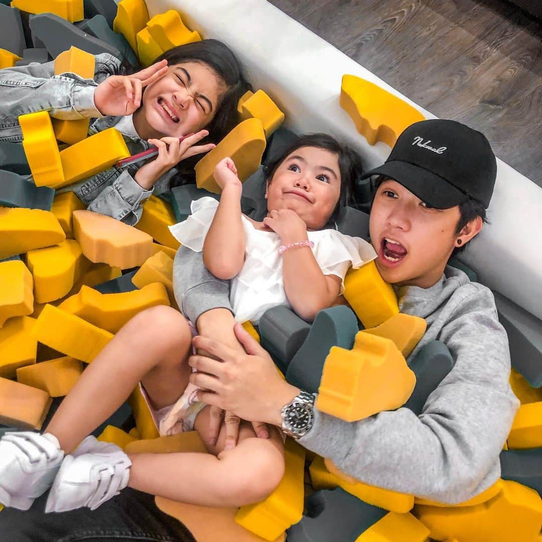 Ranz Kyleさんのインスタグラム写真 - (Ranz KyleInstagram)「Sunday night with em siblings chillin in this comfy foam pit 🤪👉🏻 ps new vlog is up!」6月3日 22時09分 - ranzkyle