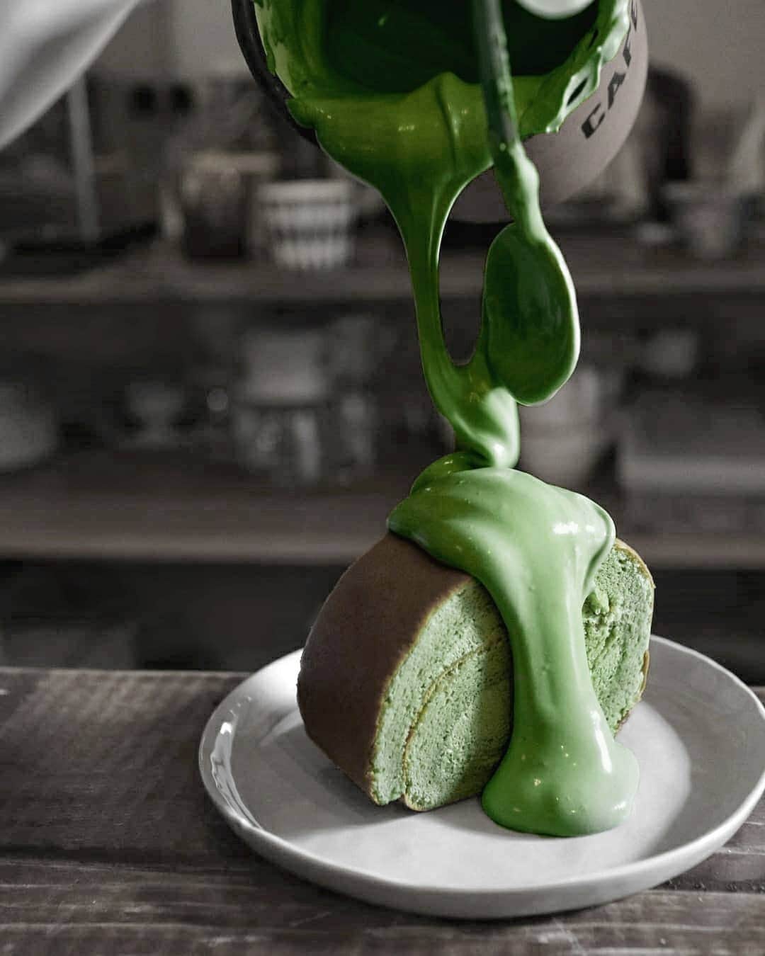 Matchæologist®さんのインスタグラム写真 - (Matchæologist®Instagram)「🙋 Hands up if you’d LOVE to devour this delicious #Matcha Roll Cake right now! 🌿🍰 We know we would! (📷: @bagelastyle_matcha) . DON’T FORGET to treat your friends to the mighty green magic of matcha and apply our exclusive #NationalBestFriendDay discount to your next order! Say ‘I love you BFF!’ 😎 with our site-wide discount – apply ✨BFF19✨ at the check-out for 15% off – valid until midnight TOMORROW ONLY! 💚 . Matcha is the perfect choice when you are looking for something to add a twist to your culinary creations – it gives a delicious taste and colour to your favourite treats! 😘 💚 Our Midori™ is the perfect grade of matcha for use in any matcha dessert recipes that require a beautiful green colour and flavour intensity that shines through other ingredients. 🍵🌿 . 💋 If you’re craving the captivating taste of matcha green tea that you can integrate into any of your gourmet creations 🍃 visit Matchaeologist.com for the most premium artisanal matcha! 🍵 . 👉 Click the link in our bio @Matchaeologist . Matchæologist® #Matchaeologist Matchaeologist.com」6月3日 22時01分 - matchaeologist