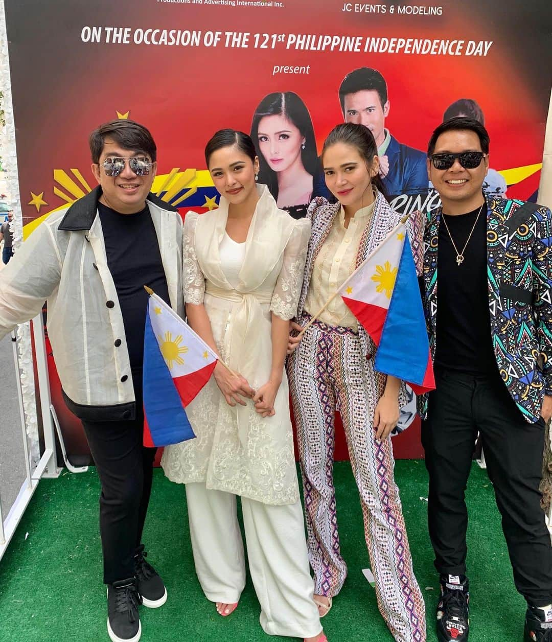 Kim Chiuさんのインスタグラム写真 - (Kim ChiuInstagram)「happy 121st Philippine Independence Day!!!🇵🇭. Mabuhay ang lahat ng mga Pilipino sa buong mundo!!!🌎 saludo kaming lahat sa inyo❤️. enjoyed the parade yesterday!!! twas hot but all worth it just by seeing your beautiful smiles, thank you sa lahat ng nagabot ng water, coffee and snacks along the way!😁 maraming salamat again @neocolors_prod_and_adv_inc @jceventsandmodeling 💗🇵🇭🇺🇸 @albertandrada @cherryveric @bela @samuelmilby 👏🏼👏🏼👏🏼」6月3日 22時02分 - chinitaprincess