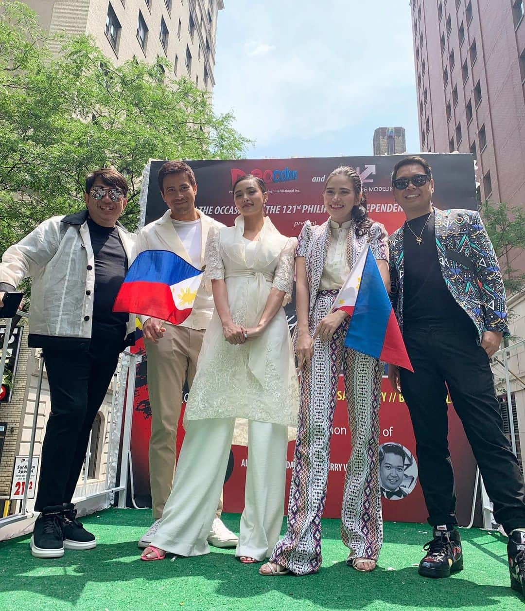 Kim Chiuさんのインスタグラム写真 - (Kim ChiuInstagram)「happy 121st Philippine Independence Day!!!🇵🇭. Mabuhay ang lahat ng mga Pilipino sa buong mundo!!!🌎 saludo kaming lahat sa inyo❤️. enjoyed the parade yesterday!!! twas hot but all worth it just by seeing your beautiful smiles, thank you sa lahat ng nagabot ng water, coffee and snacks along the way!😁 maraming salamat again @neocolors_prod_and_adv_inc @jceventsandmodeling 💗🇵🇭🇺🇸 @albertandrada @cherryveric @bela @samuelmilby 👏🏼👏🏼👏🏼」6月3日 22時02分 - chinitaprincess