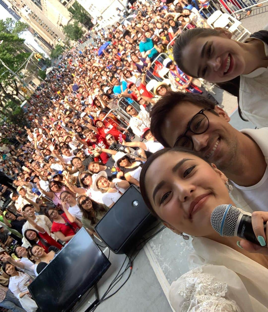 Kim Chiuさんのインスタグラム写真 - (Kim ChiuInstagram)「happy 121st Philippine Independence Day!!!🇵🇭. Mabuhay ang lahat ng mga Pilipino sa buong mundo!!!🌎 saludo kaming lahat sa inyo❤️. enjoyed the parade yesterday!!! twas hot but all worth it just by seeing your beautiful smiles, thank you sa lahat ng nagabot ng water, coffee and snacks along the way!😁 maraming salamat again @neocolors_prod_and_adv_inc @jceventsandmodeling 💗🇵🇭🇺🇸 @albertandrada @cherryveric @bela @samuelmilby 👏🏼👏🏼👏🏼」6月3日 22時02分 - chinitaprincess