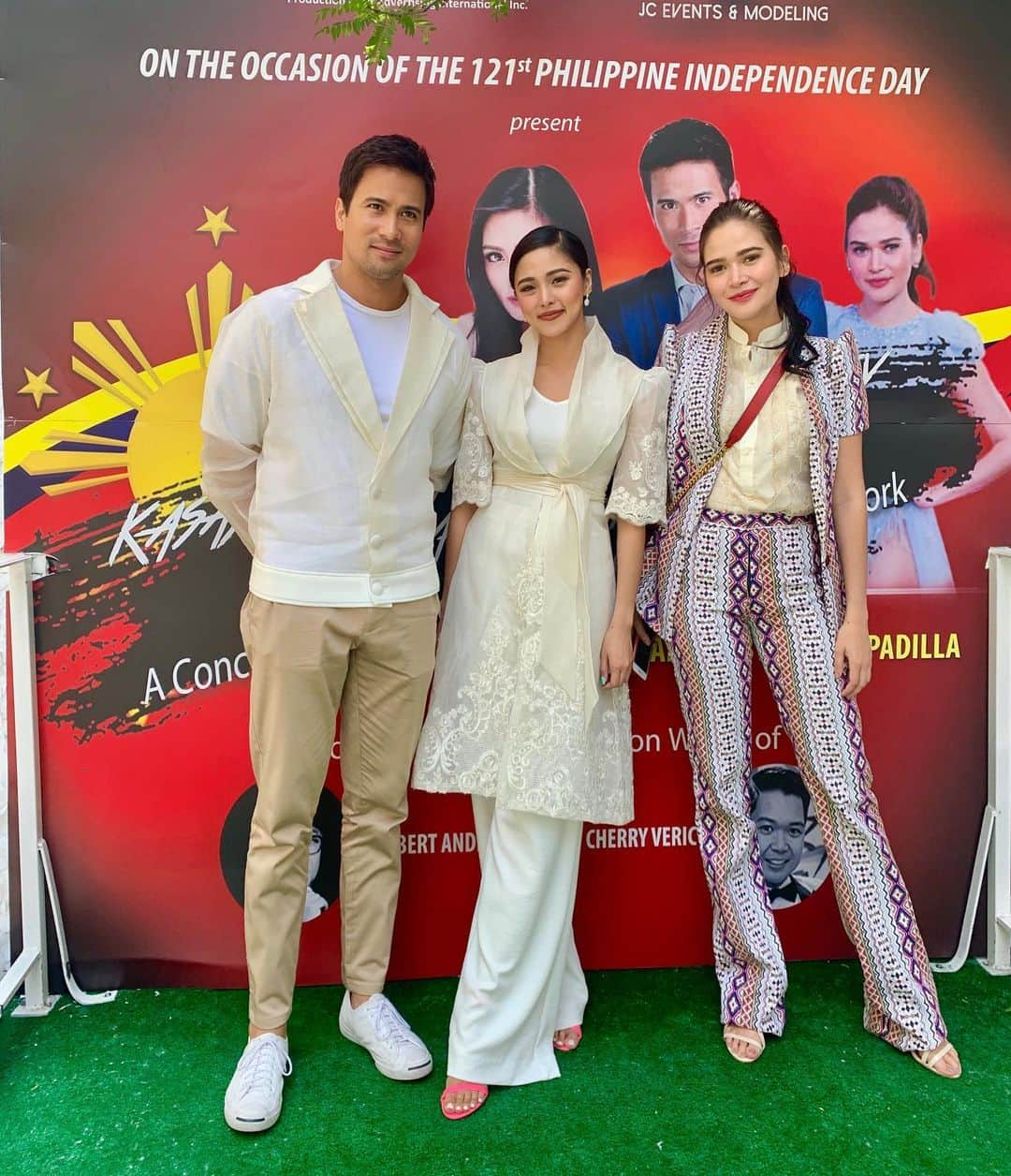 Kim Chiuさんのインスタグラム写真 - (Kim ChiuInstagram)「happy 121st Philippine Independence Day!!!🇵🇭. Mabuhay ang lahat ng mga Pilipino sa buong mundo!!!🌎 saludo kaming lahat sa inyo❤️. enjoyed the parade yesterday!!! twas hot but all worth it just by seeing your beautiful smiles, thank you sa lahat ng nagabot ng water, coffee and snacks along the way!😁 maraming salamat again @neocolors_prod_and_adv_inc @jceventsandmodeling 💗🇵🇭🇺🇸 @albertandrada @cherryveric @bela @samuelmilby 👏🏼👏🏼👏🏼」6月3日 22時02分 - chinitaprincess