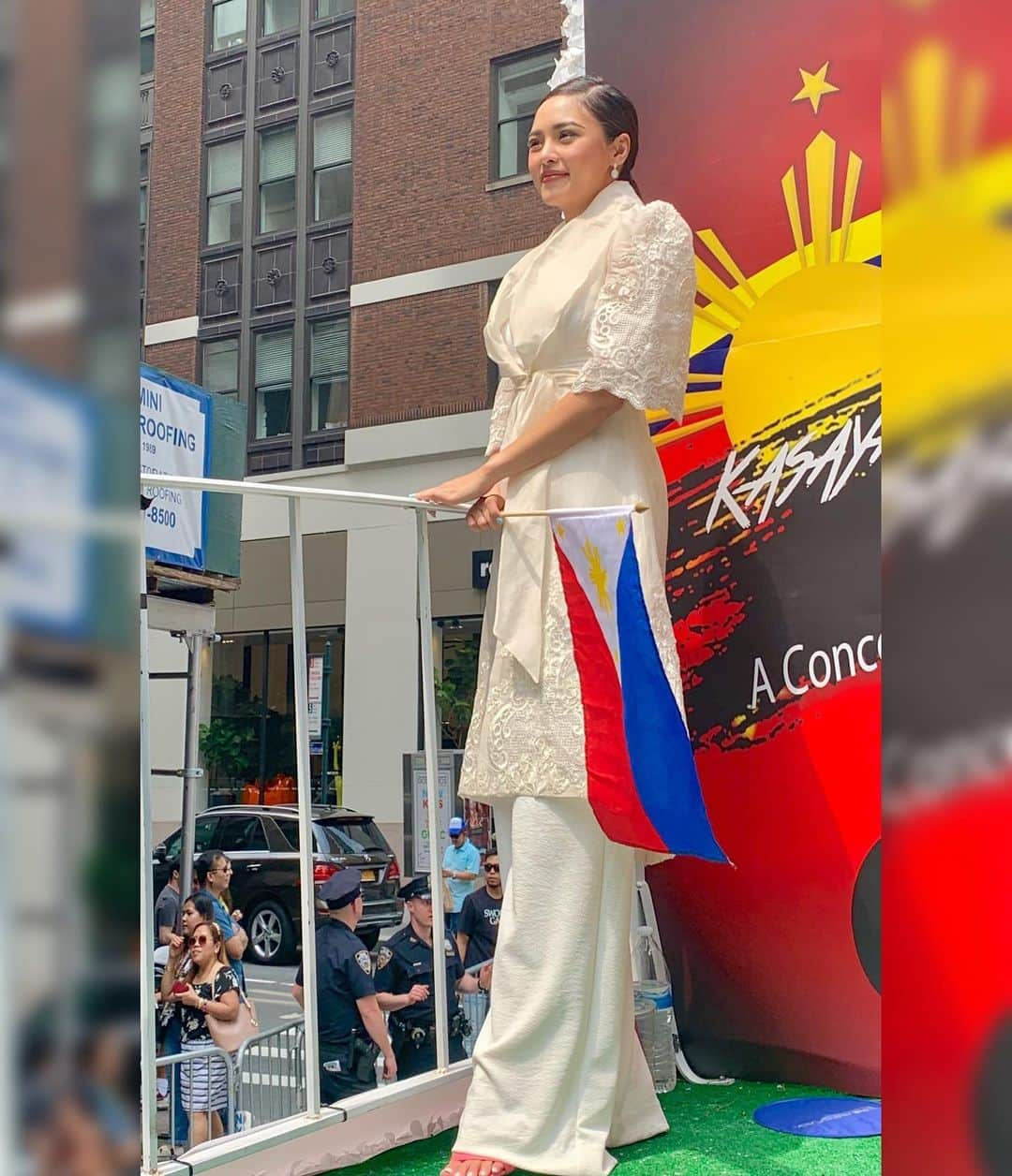 Kim Chiuさんのインスタグラム写真 - (Kim ChiuInstagram)「happy 121st Philippine Independence Day!!!🇵🇭. Mabuhay ang lahat ng mga Pilipino sa buong mundo!!!🌎 saludo kaming lahat sa inyo❤️. enjoyed the parade yesterday!!! twas hot but all worth it just by seeing your beautiful smiles, thank you sa lahat ng nagabot ng water, coffee and snacks along the way!😁 maraming salamat again @neocolors_prod_and_adv_inc @jceventsandmodeling 💗🇵🇭🇺🇸 @albertandrada @cherryveric @bela @samuelmilby 👏🏼👏🏼👏🏼」6月3日 22時02分 - chinitaprincess