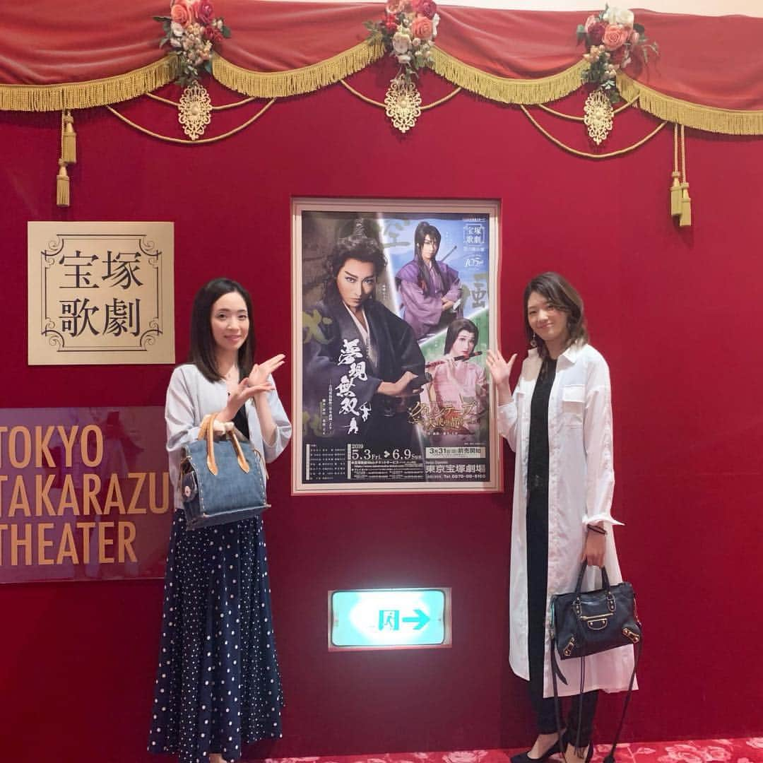 優ひかるさんのインスタグラム写真 - (優ひかるInstagram)「先日月組公演を観劇に行ってきました✨﻿ ﻿ 夢現無双とクルンテープ✨﻿ ﻿ 退団後初の月組の芝居とショーの二本立てでして✨﻿ 前日から舞台が楽しみなのと月組の皆さんに﻿ お会いできるのが嬉しすぎて﻿ ワクワクして興奮してしまい﻿ 実は寝不足でしたが、少しも眠くなることなく﻿ あっという間の楽しい幸せな約3時間でした。﻿ ﻿ 舞台の隅にいる下級生までも﻿ 全力でお芝居していてさすが月組‼️﻿ と思って懐かしくそして頼もしく感じました。﻿ ﻿ ショーでも組子の皆さんの﻿ お客様に良いものをお見せしようという意気込み﻿ そして団結力を見せて下さり﻿ あっという間で幸せな1時間でした！﻿ ﻿ 今回ご卒業される４人の皆様の﻿ 舞台姿を目に焼き付け…﻿ ４人共現役時代に大変お世話になった方々…﻿ ショーでの銀橋渡りや﻿ 退団者さんだけ踊られる場面での﻿ 皆さんの清々しいお顔がとても印象的でした。﻿ ﻿ そして、珠様とさくらのお披露目公演…﻿ お２人のデュエットダンスも素敵でした✨﻿ ﻿ 共に月組で過ごした同期の美里夢乃ちゃんと﻿ 観劇したので現役時代の懐かしい話や﻿ 楽屋で皆さんとの﻿ 思い出話がすごく楽しかったです。﻿ ﻿ そして、同期…﻿ どの場面でも同期が活躍して場面を支えていた﻿ まゆぽん、たんちゃん、はるの﻿ 誇らしい気持ちで一杯でした✨✨﻿ ﻿ 今回休演になってしまったれいこ… 早く良くなってほしいけど﻿ ゆっくり休んで無理をせずに しっかり治してほしいです。﻿ ﻿ 代役をしていた下級生やそれを支える月組生﻿ 宝塚は、素晴らしい所だと 改めて感じました✨✨﻿ ﻿ #月組#夢現無双#クルンテープ﻿ #輝月ゆうま#楓ゆき#晴音アキ#月城かなと﻿ #美弥るりかさん#響れおなさん#玲実くれあさん#音風せいやくん#千秋楽まであと少し #珠城りょうさん#美園さくらちゃん﻿ #美里夢乃#95期」6月3日 22時03分 - hikaru_yu