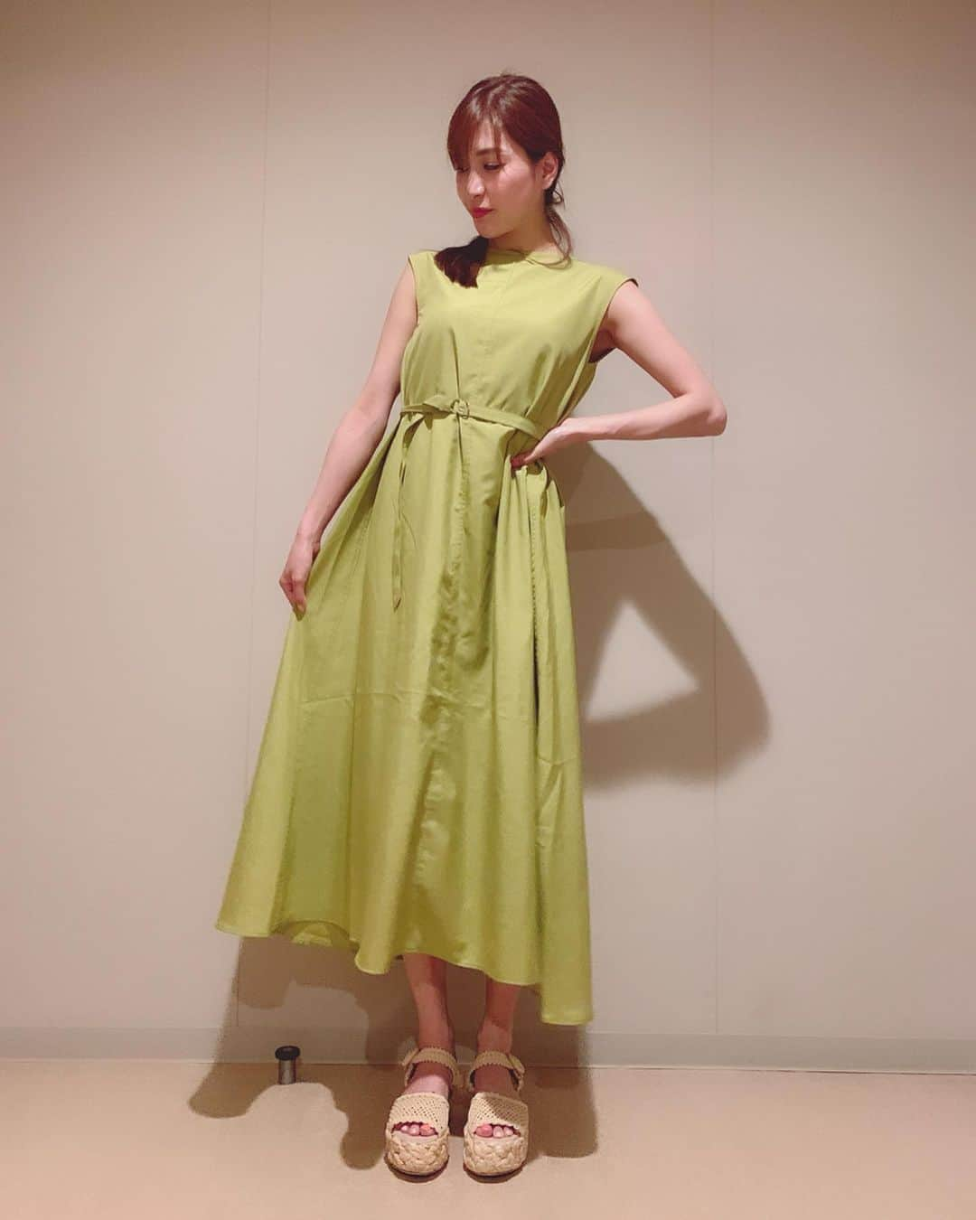 大島麻衣さんのインスタグラム写真 - (大島麻衣Instagram)「まいまいワンピースセレクション👗 urs_styling #urs_official #ユアーズ #リネンライクノースリーブワンピース #イエロー #ootd #fashion #coordinate #ワンピース好き」6月3日 22時04分 - maioshima911