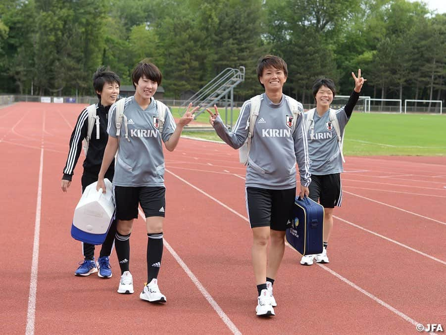 日本サッカー協会さんのインスタグラム写真 - (日本サッカー協会Instagram)「スペイン🇪🇸戦から一夜明け… ・ 6/2(日)にワールドカップ前最後の強化試合であるスペイン戦を戦ったなでしこジャパン。一夜明けた3日(月)は、リラックスした雰囲気でストレッチを行うなど、リカバリートレーニングを実施しました。 ・ ✍️JFA.jpでは、活動レポートを掲載中！ ・ ＜FIFA女子ワールドカップフランス2019＞ なでしこジャパン🇯🇵試合日程  6/10 25:00 vsアルゼンチン🇦🇷 6/14 22:00 vsスコットランド🏴󠁧󠁢󠁳󠁣󠁴󠁿 6/20 04:00 vsイングランド🏴󠁧󠁢󠁥󠁮󠁧󠁿 📺フジテレビ系列、NHK BS、J SPORTSで生中継！ ・ #nadeshiko #世界のなでしこ #なでしこジャパン#FIFAWWC」6月3日 22時04分 - japanfootballassociation