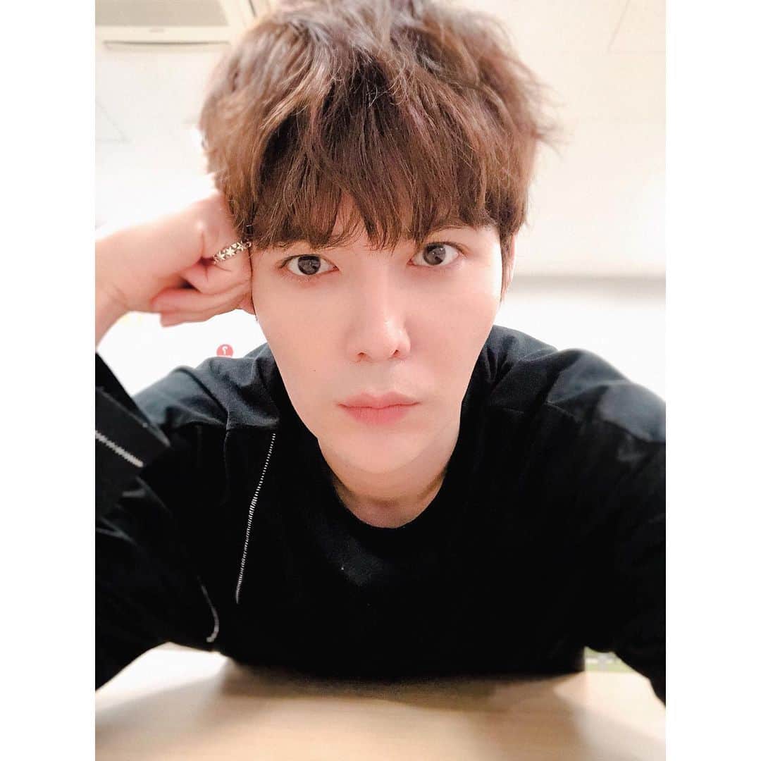 ジヒョク のインスタグラム：「저의 팬미팅 [キミのBirthday] 공개 되었습니다 !! 모두 같이 재밌게 파티합시다🎊今日お疲れ様でした！ いよいよファンミの発表ができましたよね。 今回のファンミのタイトルは、 キミのBirthdayです。僕だけのバースデーじゃなくてみんなのバースデーにしたいと思います！詳しい内容は、公式サイトを確認してね🎉」