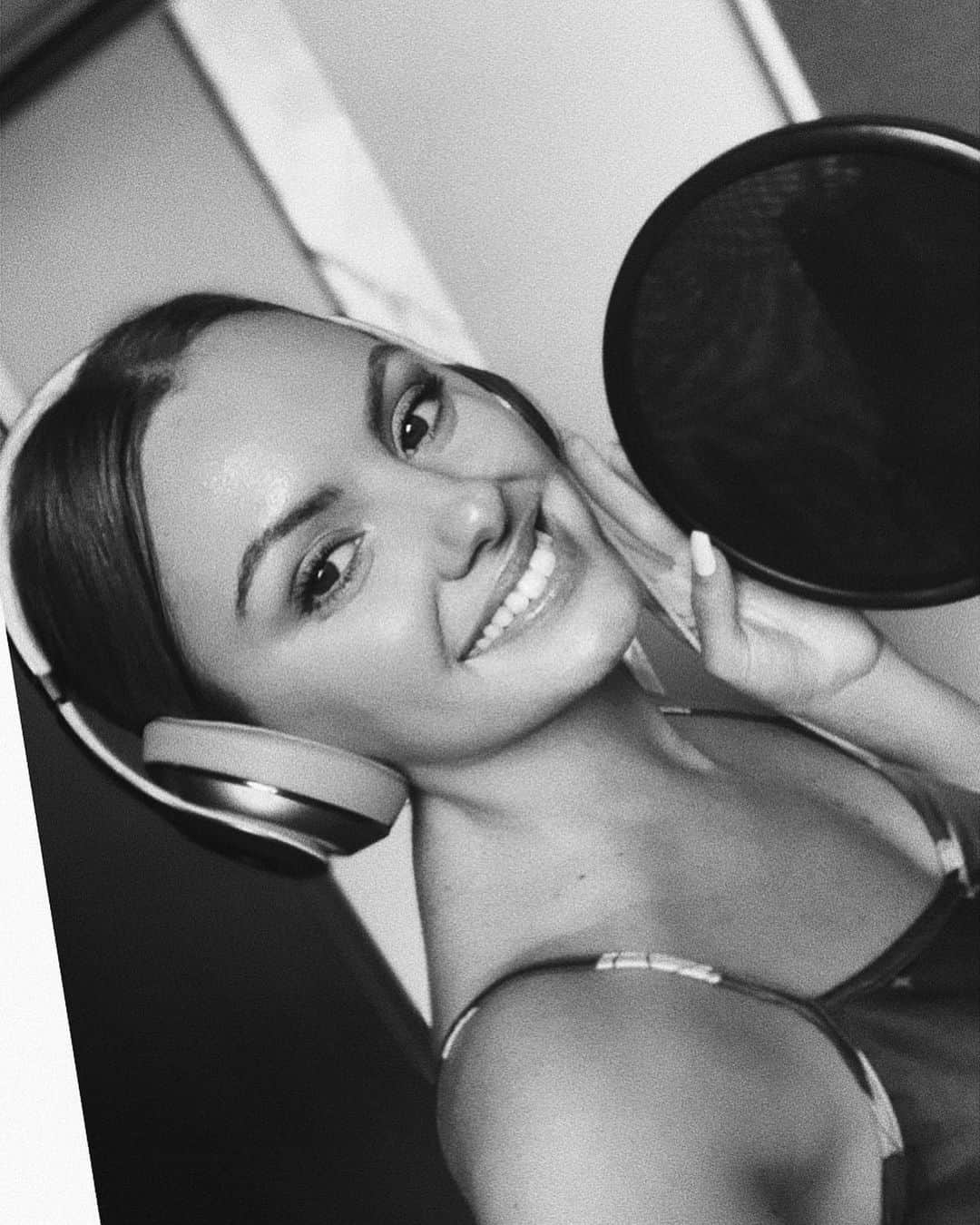 アレクサンドラ・スタンさんのインスタグラム写真 - (アレクサンドラ・スタンInstagram)「How’s your Monday?  #studio」6月3日 22時06分 - alexandrastan