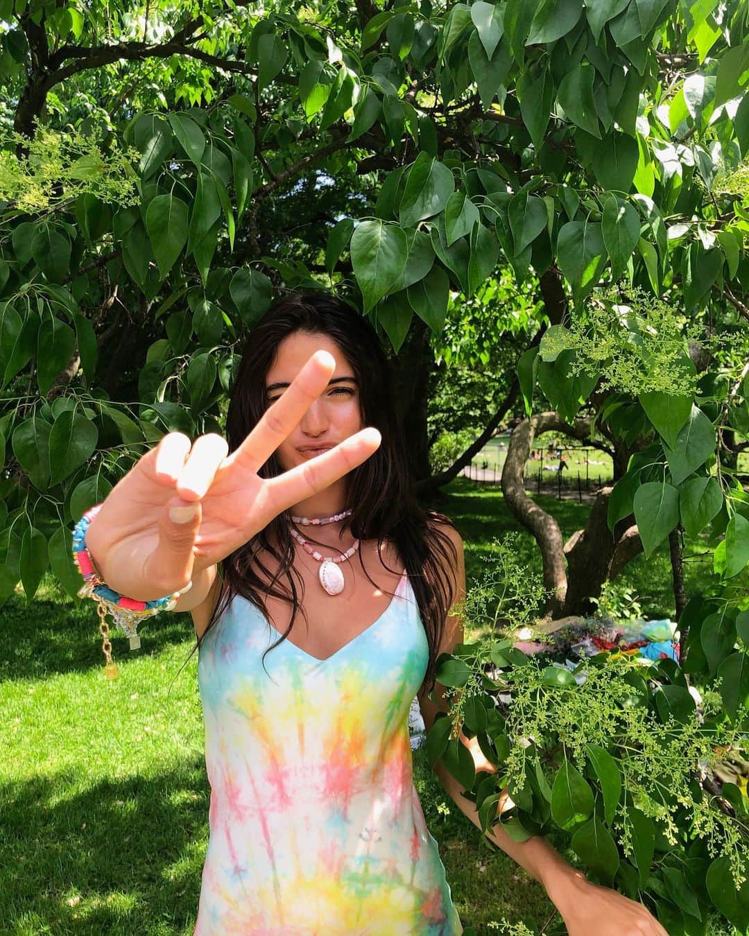 のインスタグラム：「Peace, love & tie dye ✌🏼❤️🌈 @rafa_consentino in our tie dye slip • tap to shop #dannijogirls」