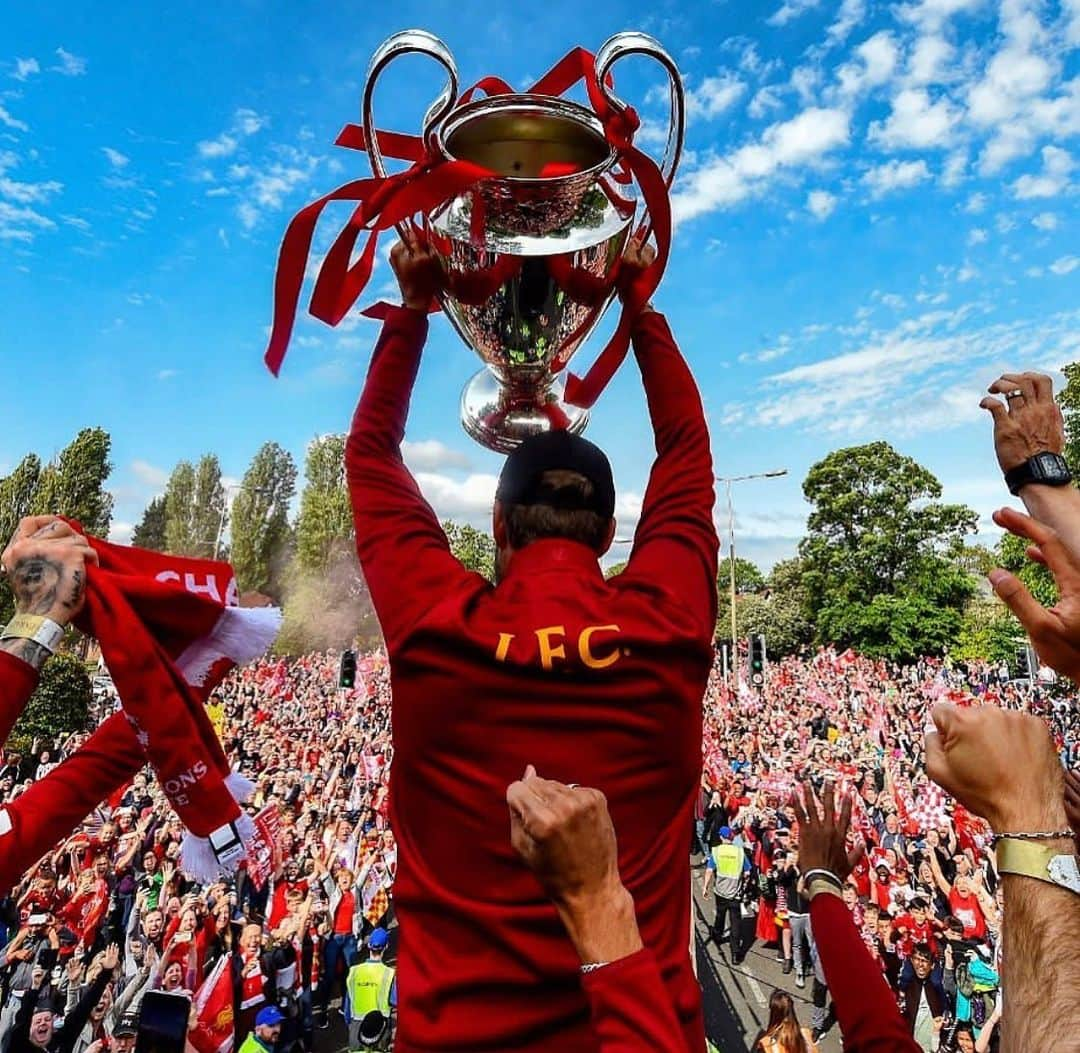 シャビ・アロンソさんのインスタグラム写真 - (シャビ・アロンソInstagram)「Six Times!! Congratulations @liverpoolfc fans, players and Jürgen Klopp. YNWA.」6月3日 22時12分 - xabialonso