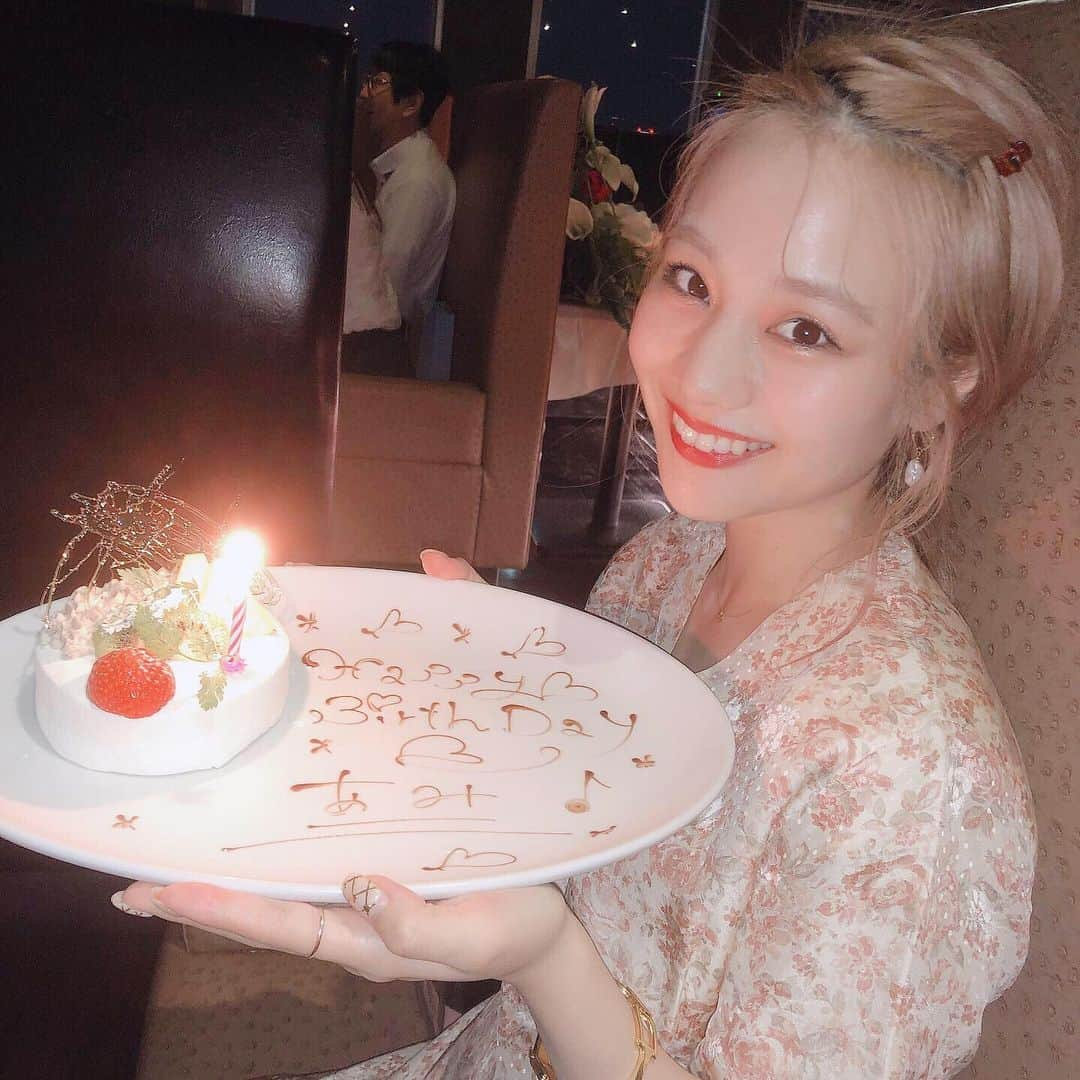 安中亜美さんのインスタグラム写真 - (安中亜美Instagram)「ㅤㅤㅤㅤㅤㅤㅤㅤㅤㅤㅤㅤㅤ 今日は26歳の誕生日でした🎂 昔想像してた26歳の自分とはかなりかけ離れてるけど 今の人生を選んでよかった☺️💓 ㅤㅤㅤㅤㅤㅤㅤㅤㅤㅤㅤㅤㅤ 12時が過ぎてから今日1日沢山のメッセージ頂いて 本当に本当に幸せな1日を過ごせたよ🥺❤️ みんな心からありがとう😭 みんなからもらった優しさを返せるよう 私も頑張る☺💪💪💪 ㅤㅤㅤㅤㅤㅤㅤㅤㅤㅤㅤㅤㅤ 25歳は今までの人生で一番早くて 26歳はきっともっと早いと思うから やっぱり毎日を大切に過ごしたいね🥰 それとやっぱりいつもそばに居てくれる人たちを 大切にしたい🧡 ㅤㅤㅤㅤㅤㅤㅤㅤㅤㅤㅤㅤㅤ メッセージ沢山もらって 今年こそみんなに会える機会を作りたいと思った🤭 いつもありがとうを直接伝えたいよー😭💕 こんな温かい気持ちにしてくれてみんなありがとう💘 ㅤㅤㅤㅤㅤㅤㅤㅤㅤㅤㅤㅤㅤ 最後にふみ、いつもありがとう！ だけじゃ足りないけど本当にそれ以上がわからん！ いつもありがとう❤️大好きです😘 ㅤㅤㅤㅤㅤㅤㅤㅤㅤㅤㅤㅤㅤ #happybirthday #誕生日 #6月3日 #ムーミンの日 #26歳 #ありがとう」6月3日 22時26分 - amitwinsworld