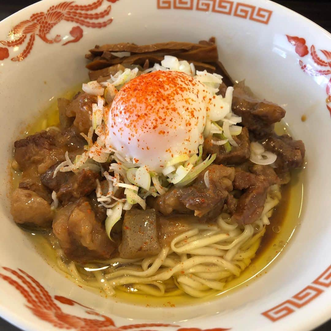 楠見大輔のインスタグラム：「京橋の鶴屋さんのどてラーメン。 細いのに甘さに負けへん自家製の麺が美味すぎる。 芸術や。 京橋の守護神。」