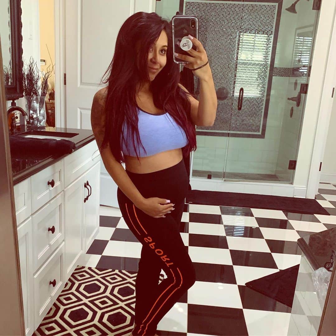 ニコール・ ポリッツィのインスタグラム：「4 days postpartum & body is feeling good besides the fact that my cramps still feel like contractions! Still healing but can’t wait to jump back into the gym hardcore this summer! Time to be a fit mawma again for my nuggets 💪🏽 EDIT: Receiving backlash because I can’t wait to get in the gym and get fit again? Everyone is entitled to their own opinion, but don’t attack me for wanting to become strong and fit again after my pregnancy. My boobs are leaking and pulsating, my butthole is sore and my cramps are unbearable & I’m still wearing a diaper the size of Texas. Postpartum is a bitch. But I’m allowed to look on the bright side of things and want to get back into shape. Don’t punish me for that.  THANK YOU ALL FOR YOUR ADVICE ON HOW TO DEAL WITH RECOVERY! I’m still keeping my diaper on for weeks tho.」
