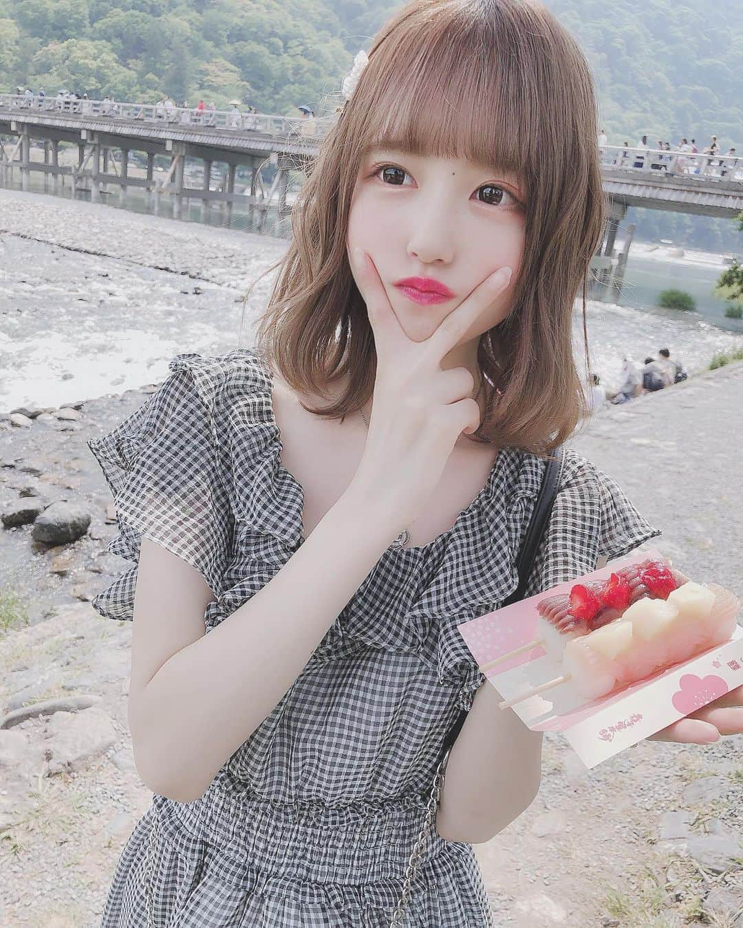 真城里帆さんのインスタグラム写真 - (真城里帆Instagram)「最近忙しくてあんまり家族との時間作れてなかったから久しぶりにオフの日に家族と旅行したらやっぱいいなって思った、てか京都いい街すぎて京都旅行はまりそう‎(ᐡ⸝⸝⸝ ᐧ ﻌ ᐧ⸝⸝⸝ ᐡ) . . #京都 #京都旅行 #京都グルメ #嵐山 #嵐山食べ歩き #嵐山グルメ #華美だんご #パールピン #ankrouge #アンクルージュ #ギンガムチェック #ギンガムチェックワンピース #ウェーブ巻き #ウェーブヘア #ウェーブアレンジ #ミディアム #ミディアムアレンジ #ミルクティーブラウン #ミルクティーカラー #ミルクティー色 #アッシュブラウン #アッシュミルクティー #ミルクティーベージュ #透明感カラー #旅行」6月3日 22時35分 - riho_nonfic