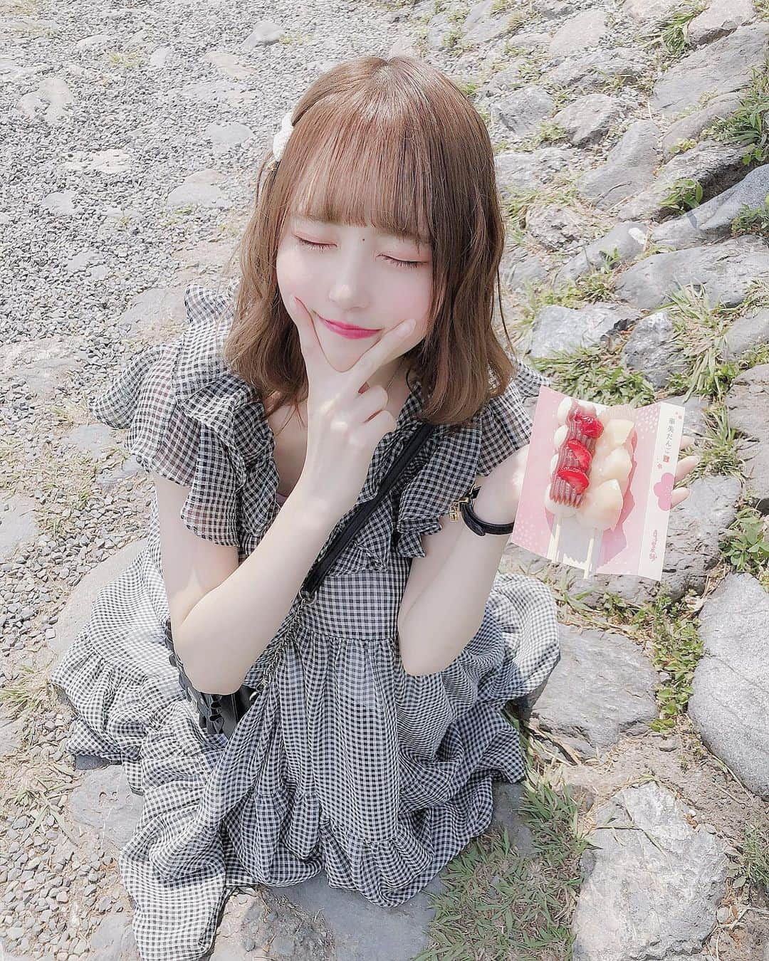 真城里帆さんのインスタグラム写真 - (真城里帆Instagram)「最近忙しくてあんまり家族との時間作れてなかったから久しぶりにオフの日に家族と旅行したらやっぱいいなって思った、てか京都いい街すぎて京都旅行はまりそう‎(ᐡ⸝⸝⸝ ᐧ ﻌ ᐧ⸝⸝⸝ ᐡ) . . #京都 #京都旅行 #京都グルメ #嵐山 #嵐山食べ歩き #嵐山グルメ #華美だんご #パールピン #ankrouge #アンクルージュ #ギンガムチェック #ギンガムチェックワンピース #ウェーブ巻き #ウェーブヘア #ウェーブアレンジ #ミディアム #ミディアムアレンジ #ミルクティーブラウン #ミルクティーカラー #ミルクティー色 #アッシュブラウン #アッシュミルクティー #ミルクティーベージュ #透明感カラー #旅行」6月3日 22時35分 - riho_nonfic