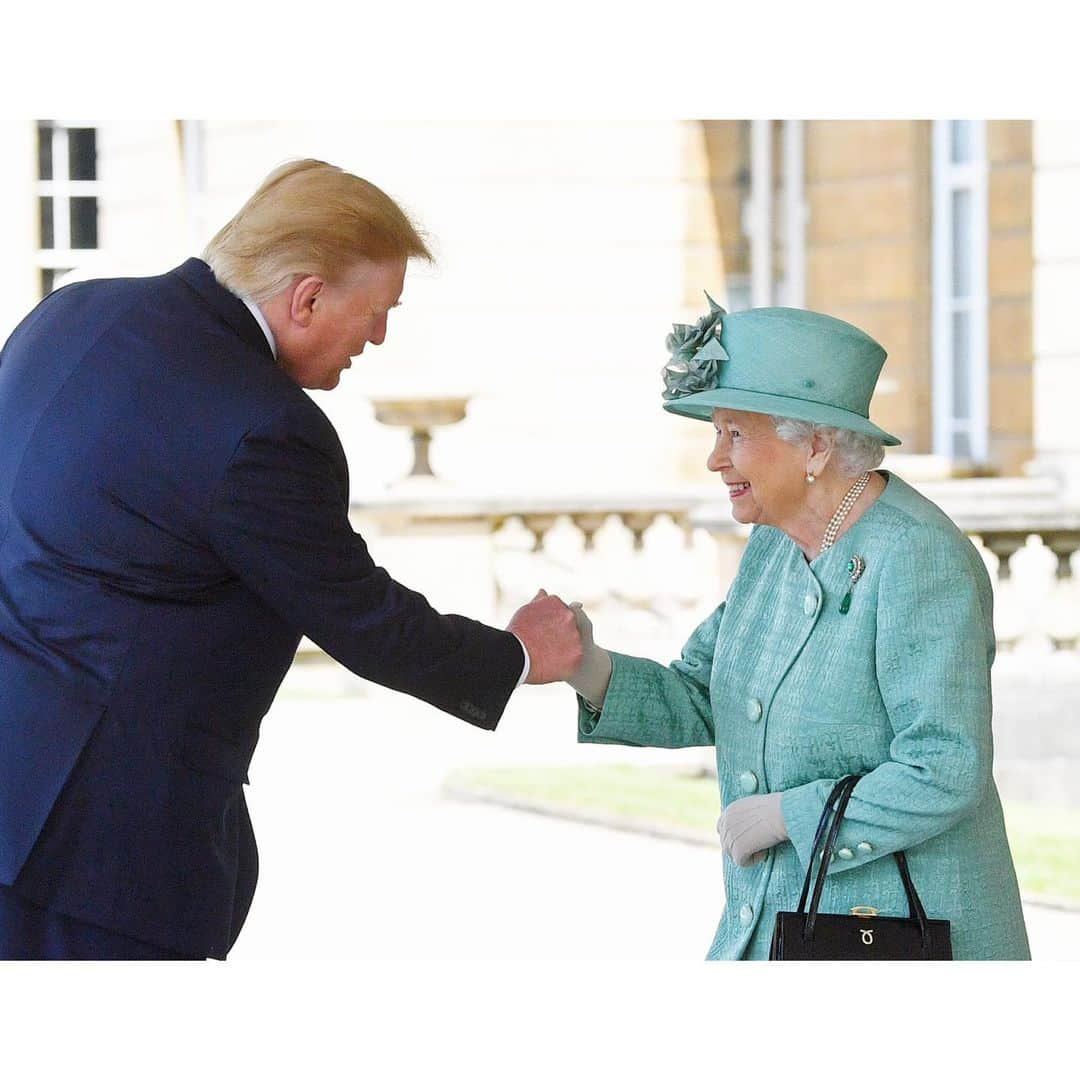 クラレンス邸さんのインスタグラム写真 - (クラレンス邸Instagram)「The Prince of Wales and The Duchess of Cornwall greeted President Trump and Mrs. Melania Trump at Buckingham Palace today at the start of the #USStateVisit. @theroyalfamily  The President and the First Lady were then welcomed by Her Majesty The Queen on the West Terrace of Buckingham Palace. Upon arrival a Royal Salute was fired by The King’s Troop Royal Horse Artillery from Green Park (41 guns) and at the Tower of London by The Honourable Artillery Company (62 guns). The Guard of Honour, found by Nijmegen Company, Grenadier Guards, gave a Royal Salute before the US National Anthem, The Star-Spangled Banner, was played by the Band of the Regiment. The President @realdonaldtrump accompanied by The Prince of Wales, inspected the Guard of Honour watched by The Queen, the First Lady and The Duchess of Cornwall. 📸 1,4 & 5: PA」6月3日 22時28分 - clarencehouse