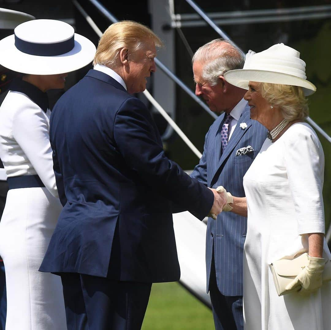 クラレンス邸さんのインスタグラム写真 - (クラレンス邸Instagram)「The Prince of Wales and The Duchess of Cornwall greeted President Trump and Mrs. Melania Trump at Buckingham Palace today at the start of the #USStateVisit. @theroyalfamily  The President and the First Lady were then welcomed by Her Majesty The Queen on the West Terrace of Buckingham Palace. Upon arrival a Royal Salute was fired by The King’s Troop Royal Horse Artillery from Green Park (41 guns) and at the Tower of London by The Honourable Artillery Company (62 guns). The Guard of Honour, found by Nijmegen Company, Grenadier Guards, gave a Royal Salute before the US National Anthem, The Star-Spangled Banner, was played by the Band of the Regiment. The President @realdonaldtrump accompanied by The Prince of Wales, inspected the Guard of Honour watched by The Queen, the First Lady and The Duchess of Cornwall. 📸 1,4 & 5: PA」6月3日 22時28分 - clarencehouse