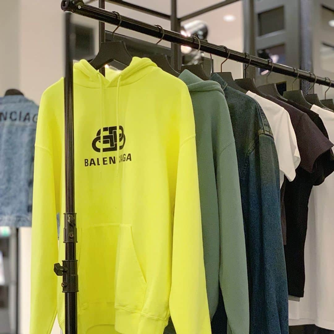 リステアさんのインスタグラム写真 - (リステアInstagram)「LAUNCHING TOMORROW >>>>> @balenciaga  AW19 PRE-FALL COLLECTION . . *COMING SOON on RESTIR.COM & RESTIR STYLISTS APP. ・ ・ @restirofficial  RESTIR.COM #restir #balenciaga#aw19」6月3日 22時28分 - restirofficial