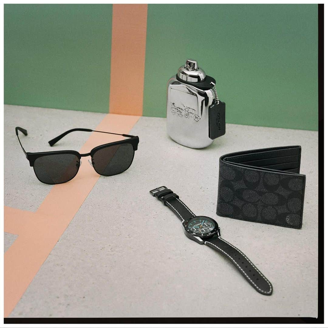 コーチさんのインスタグラム写真 - (コーチInstagram)「Retro shades, a bottle of Coach Platinum, a slim billfold, a new watch... Just a few gifts that'll land better than his jokes this #FathersDay. #CoachNY」6月3日 22時29分 - coach