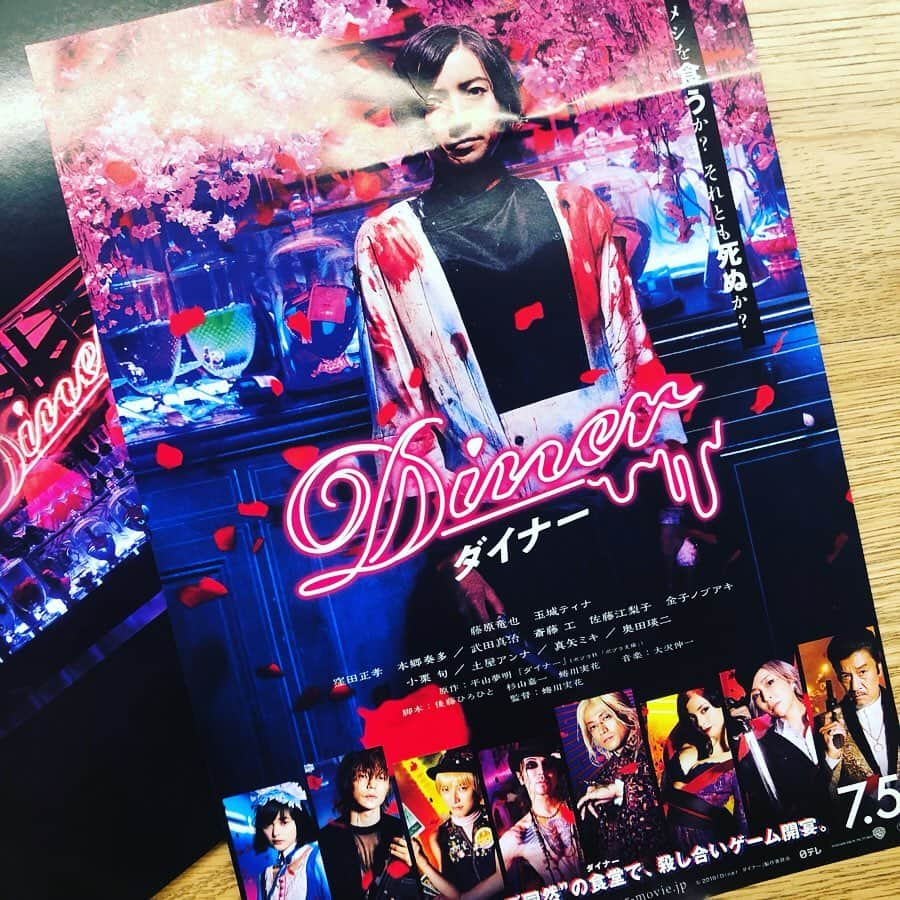 東紗友美さんのインスタグラム写真 - (東紗友美Instagram)「7月5日公開🎬 ・ ・ ・ ・ ・ 映画🎬 #ダイナー #diner どんなに寝不足であろうと目が醒める極彩色の世界、そこに相反するじっとりした殺し屋の人間たち。 血みどろの殺し屋だらけの食堂に、こんなにもバラや桜が似合うなんて。あんな音楽が合うなんて！ いろんな化学反応見せてくれました。 最初は、ヒロイン玉城ティナちゃん演じるオオバカナコみたいに、こんなところ（命がクズ同然の世界）に入れられたら消えたいだろうなって思ってたんだろうけどいつのまにかここから出たくなくなる気持ちすらわかってしまった。。要は私この食堂に呑み込まれちゃった。 グロさも、ギリギリ誰でも耐えられるレベルだと思う。鮮血もバラの花びらだったり。 もう、残酷なことすら美しい。 これまでの蜷川実花さん作の中でも一番好き。 自分の人生を生きる、とは本当はどういうことを言うのか。 自分の道を、自分で切り開いて生きていくということ。 こう打っててもなんだかうざったらしくも聞こえるメッセージ。 これが、一ミリも説教くさくなくて。 なのに十分に伝わってきました。 メッセージ性も、期待以上でした。 そしてやっぱり蜷川実花さん、女性アーティストの活躍は嬉しい。世界的な監督になると思う。 あ、ごめんなさい。 もうなってますね！！ 私、これめちゃ好きでした。 @dinermovie  #蜷川実花 #藤原竜也 #玉城ティナ #映画 #邦画 #平山夢明 #食堂 #さくらん #ヘルタースケルター #ボンベロ」6月3日 22時31分 - higashisayumi