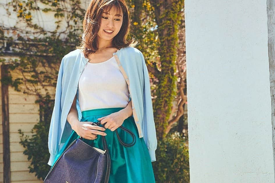 サマンサタバサさんのインスタグラム写真 - (サマンサタバサInstagram)「Samantha Thavasa ×  Megumi Kanzaki UV CUT collection  世代を問わずに指示される美容家の #神崎恵 さんとコラボレーションした UVカット コレクション✨ . 6月4日(火)午前10:00より サマンサタバサ公式オンラインSHOPにて、 【ショートカーディガン】と【ロングカーディガン】の再発売が決定いたしました✨ ※ 商品取り扱い店舗に関しては、サマンサタバサのHOTNEWSをご確認くださいませ . デザイン性とUVカット効果を両立させたコレクションはデザイン・カラー・素材すべてをサマンサタバサと神崎恵さんが共同企画。着心地の良さや使いやすさにも細かくこだわりました☀️✨ . UVケアを心がけている方も、今まで紫外線を気にしなかった女性にも、“ファッション”としてコーディネートに取り入れやすい、UVカット コレクションが完成✨ . おしゃれを楽しみながら、紫外線から肌を守りたい。そんな女性の想いに寄り添った、UVカット コレクション。夏をもっと楽しく過ごせるよう、日常が鮮やかなものになるよう。想いを込めたコラボレーションアイテムをお届けします。 . ※〈入荷予定〉：【ショートカーディガン】ピンクベージュ、ブラック、グリーン、ライトブルー、ラベンダー、レッド、レッドパープル 【ロングカーディガン】ブラック、ラベンダーのラインナップです。  #samanthathavasa #神崎恵 さん #megumikanzaki #UVカット コレクション」6月3日 22時32分 - samantha.thavasa.info