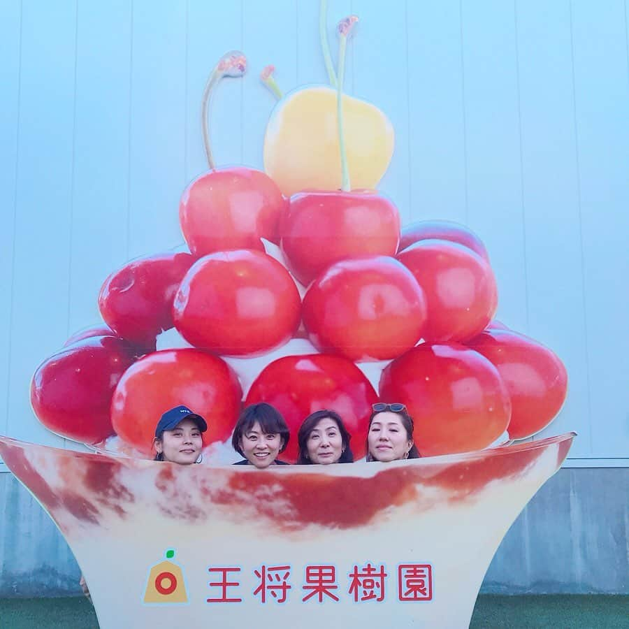 長井かおりさんのインスタグラム写真 - (長井かおりInstagram)「昨日は 🍒さくらんぼマラソン🍒走ってきました‼️_ 暑くてバテ気味でしたが😂心温まる沿道の応援に励まされ、楽しく走ってきました〜🏃‍♂️_ ゴール後にいただいた、おにぎりとさくらんぼ、最高😍😍_  今回はラン仲間との我が故郷・やまがたへの旅ラン🍒🏃‍♂️_ 張り切っていろんなところに行ってきましたよ😘_  は〜筋肉痛😅_  落ちないメイクも実験したので、またレポートします！  #故郷 #山形 #旅ラン #ラン仲間 #さくらんぼマラソン #さくらんぼ東根駅 #天童駅 #わかめ #きよみありがとう #サクランボ #サクランボアイスクリーム #さくらんぼパフェ #王将果樹園 #冷やしラーメン #栄屋本店 #そば #庄司屋 #平清水焼 #七右エ門釜 #青龍釜」6月3日 22時33分 - kaorimake