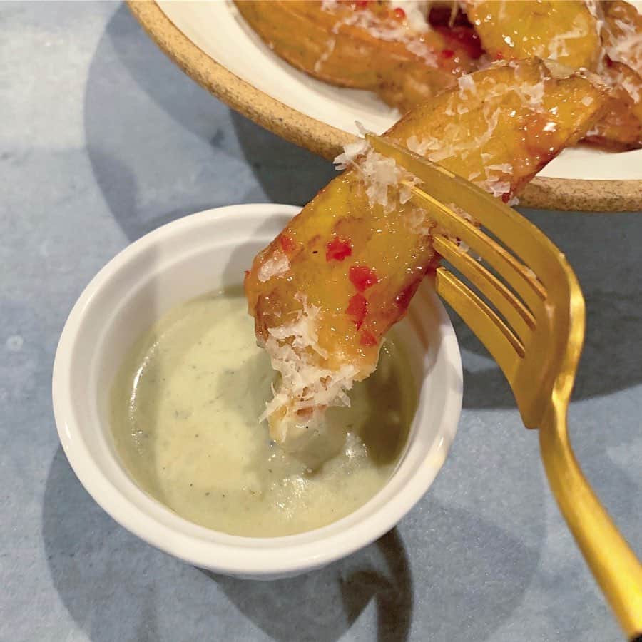 信近エリのインスタグラム：「.﻿ 新じゃがを、オリーブオイルでジュッと揚げると、﻿ とっても美味しいですよね🤤﻿ スイートチリと、ブルーチーズソースの組み合わせも、﻿ 最高🤤🤤﻿ Blogに雑なレシピ載せてます。﻿ Link in Bio !!﻿ ﻿」