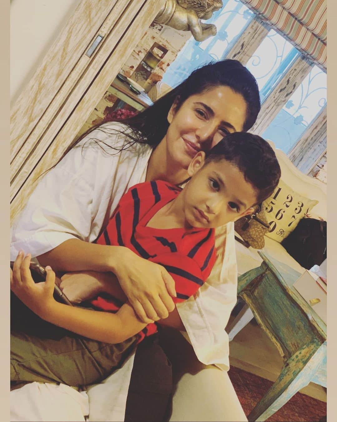 カトリーナ・カイフさんのインスタグラム写真 - (カトリーナ・カイフInstagram)「Cuddle time ❤️❤️❤️❤️( no @prarthanaajmani I wont get ready 😆)」6月3日 13時41分 - katrinakaif