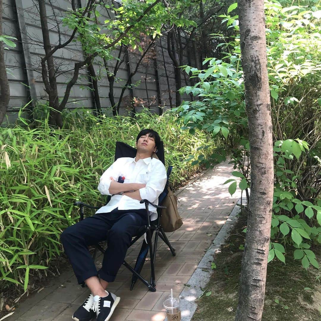 イ・サンヨプのインスタグラム：「졸리다.  너무 일찍 일어난 탓이다. 오늘은 일찍 자겠다 다짐하고 집에 들어가면 또 빈둥대다 새벽에 잠이 든다. 그리고 다음날 이렇게 헤롱헤롱. 알면서 고치지 못하는 나쁜 습관이  비단 이것뿐이 아니라는것은 더 문제겠다. #자기성찰 #갑분진 #너도그렇지? #자기전에핸드폰주의 #남들잘때자자좀 #평일오후세시의연인 기대하시」