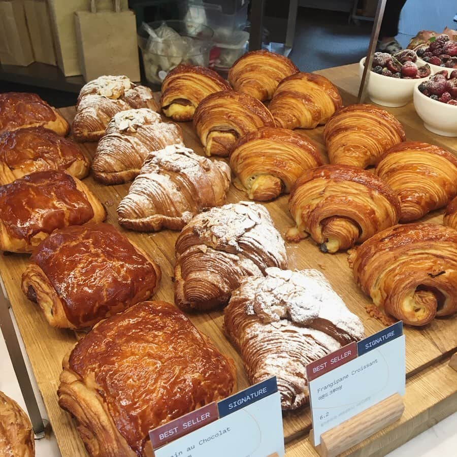 高木りなさんのインスタグラム写真 - (高木りなInstagram)「Breakfast🥐❤️クロワッサンの中にハムチーズ！美味しかった😍そして朝からおしゃべりが止まりません👯‍♀️🙊✨ 아침부터 친구랑 크루아상먹고 수다수다수다👯‍♀️✨ . #티르틴 #타르틴베이커리 #크루아상 #카페 #일산 #tartinebakery #morning #croissant #coffee #breakfast #morning #seoul #korea #カフェ #クロワッサン #ソウルカフェ #漢南洞カフェ #タルティンベーカリー」6月3日 13時43分 - rinasvoyage