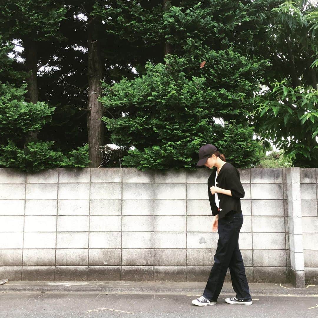 平野由実さんのインスタグラム写真 - (平野由実Instagram)「涼しいと黒を着ても暑くならないから黒コーデ気味。 明日からまた暑くなるそうな。 そこまで気温上がらないといいなぁ😌  #モノクロコーデ #シンプルコーデ #黒キャップ #コンバースコーデ」6月3日 13時47分 - yumi_hiranoo
