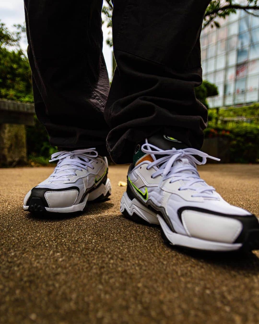のインスタグラム：「Styles ROPPONGI NIKE AIR ZOOM ALPHA ¥15,000+TAX  SIZE 26.5cm〜28.5cm  96年発売のランニングシューズが復刻。 ZOOM AIRが搭載され軽くシルエットも程よいボリューム感で長く履けるスニーカーです。  DM、お電話にて通信販売も承っております。 TEL 03-6447-1782 #nike #zoomalpha #zoomair」