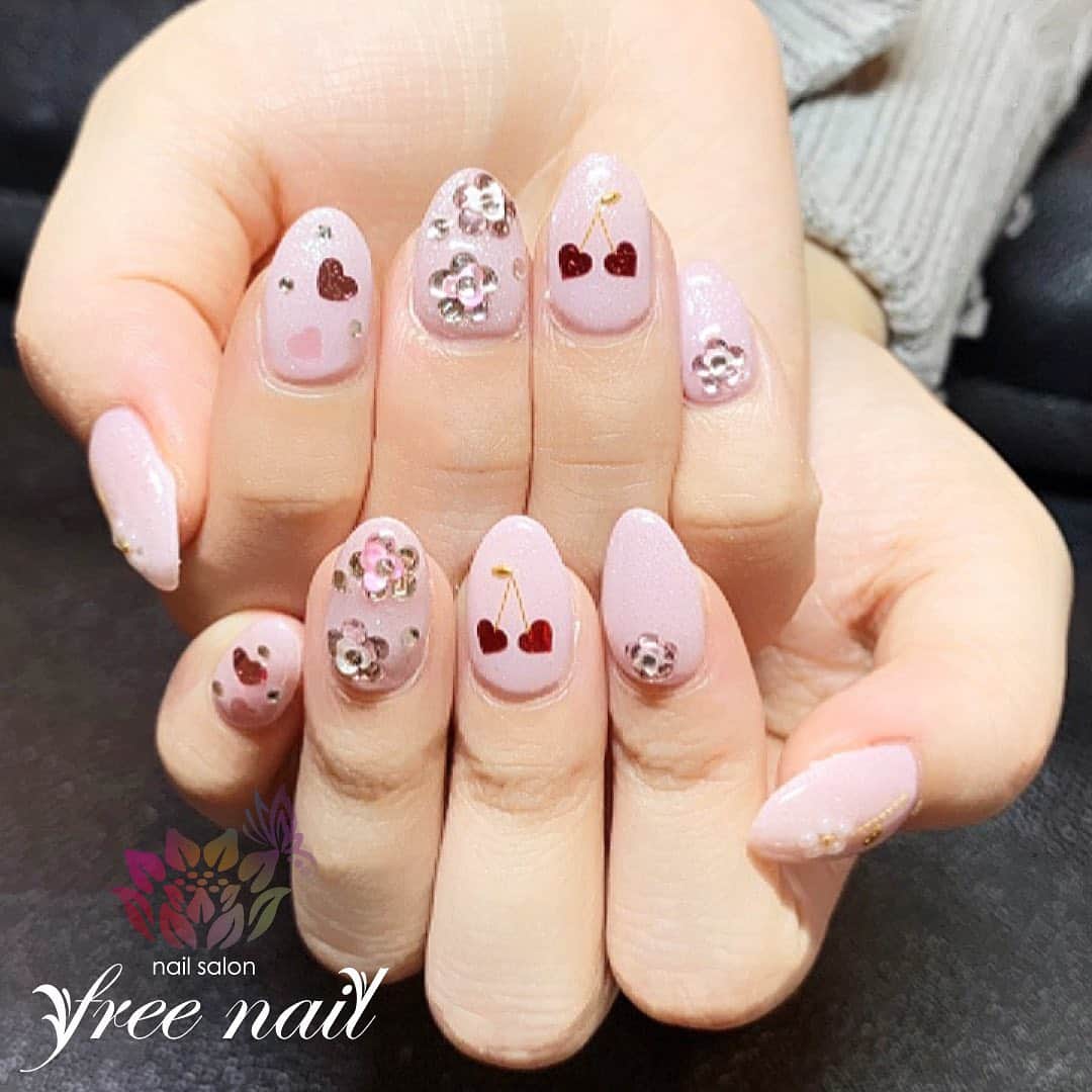free nail フリーネイルのインスタグラム：「. お客様ネイル💅🏻👒✨ . ガーリーネイル🍒✨ . ストーンフラワーがキュート🍒✨ . ご来店ありがとうございました🙇🏻‍♀️🙇🏻‍♀️🙇🏻‍♀️💗 . #ネイル #フリーネイル #ネイルアート #ジェルネイル #ネイルサロン #大阪ネイルサロン #ネイルデザイン #ネイルチェンジ #フラワーネイル #チェリーネイル #ストーンネイル #ホログラムネイル #ラメネイル #ピンクネイル #デザインネイル #シンプルネイル #トレンドネイル #ガーリーネイル #夏ネイル #美甲 #日式美甲 #summernails #nailsart #nailsalon #nailsdid #newnails #newnail #freenail」